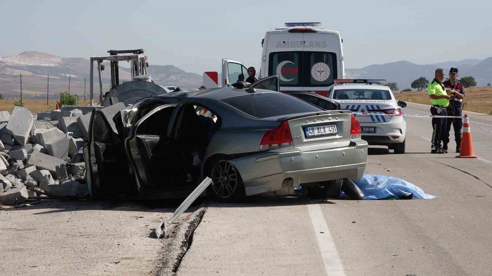 Burdur’da otomobil, refüj yapımı için bırakılan bordür taşı yığınına çarptı: 2 ölü, 1 yaralı
