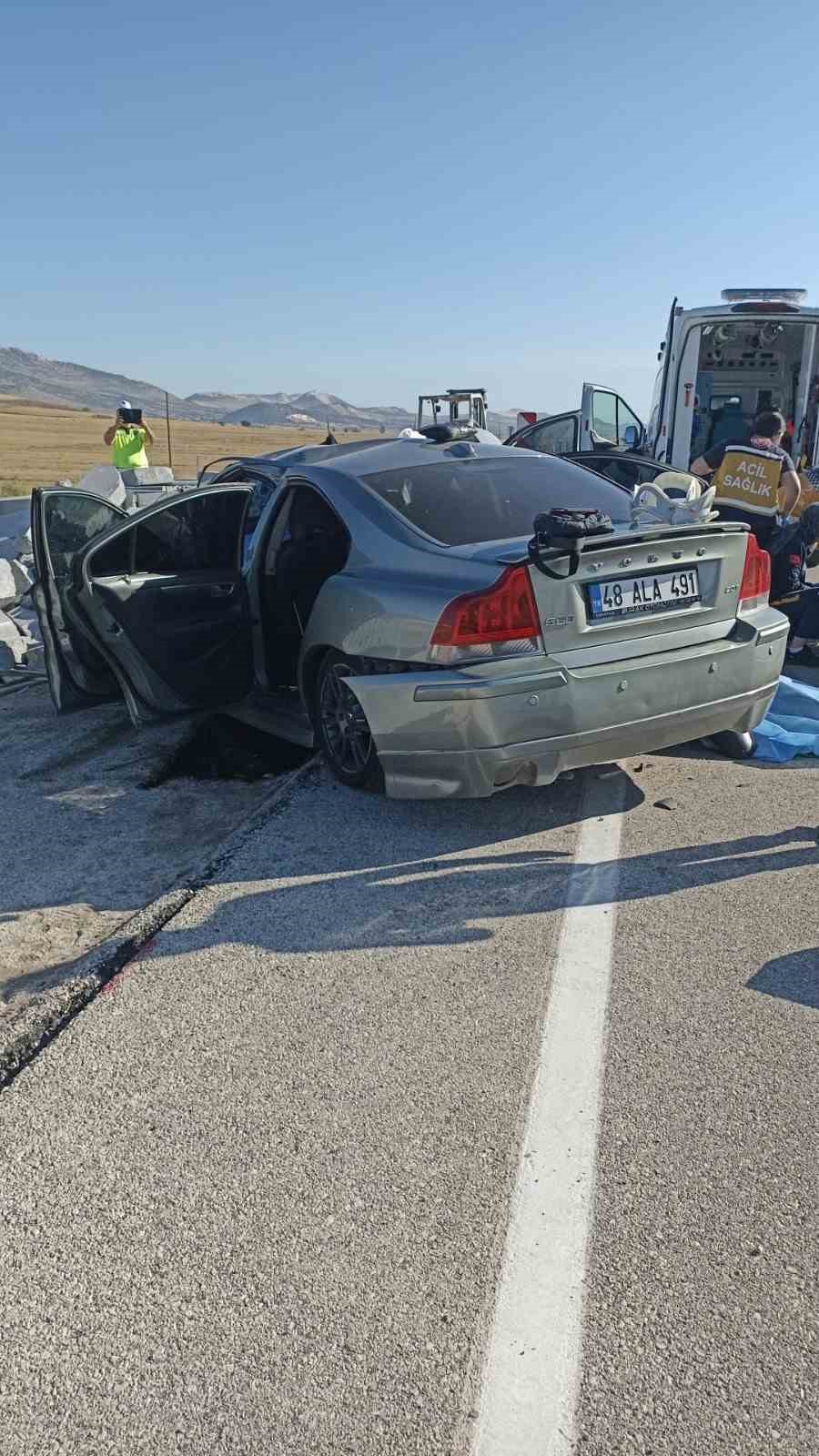 Burdur’da otomobil, refüj yapımı için bırakılan bordür taşı yığınına çarptı: 2 ölü, 1 yaralı
