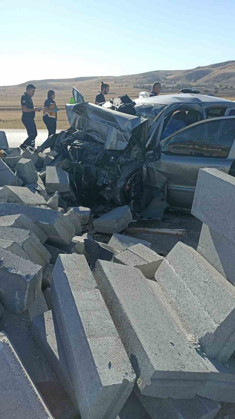 Burdur’da otomobil, refüj yapımı için bırakılan bordür taşı yığınına çarptı: 2 ölü, 1 yaralı
