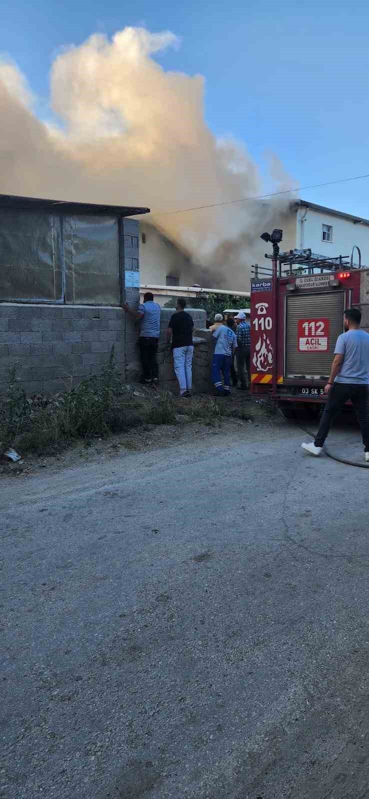 Besihanede çıkan yangında 5 büyük hayvan telef oldu
