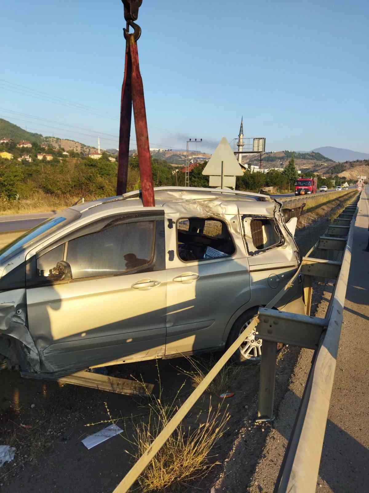 Hafif ticari araç bariyere çarpıp su kanalına girdi: 1 ölü, 2 yaralı
