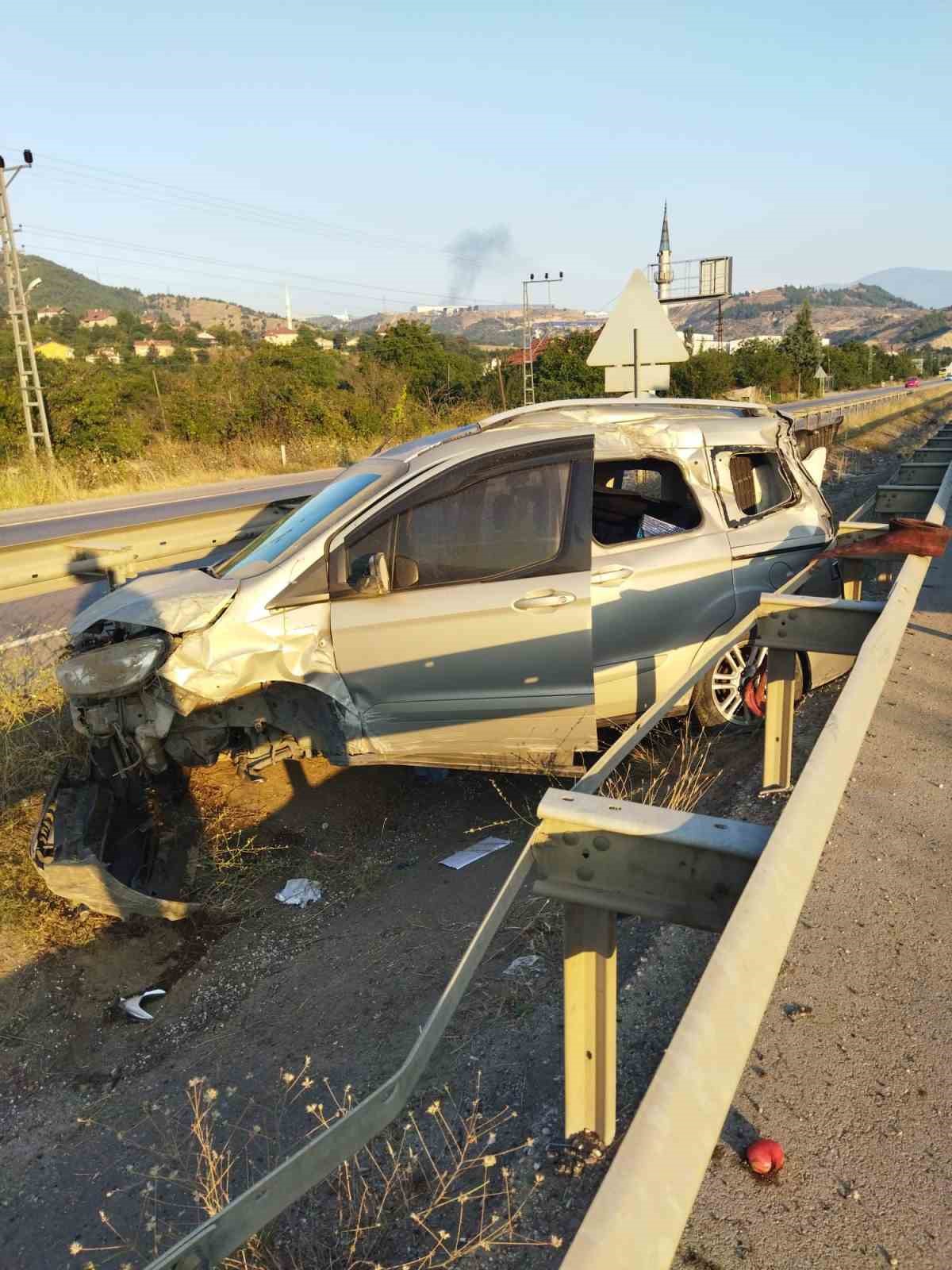 Hafif ticari araç bariyere çarpıp su kanalına girdi: 1 ölü, 2 yaralı
