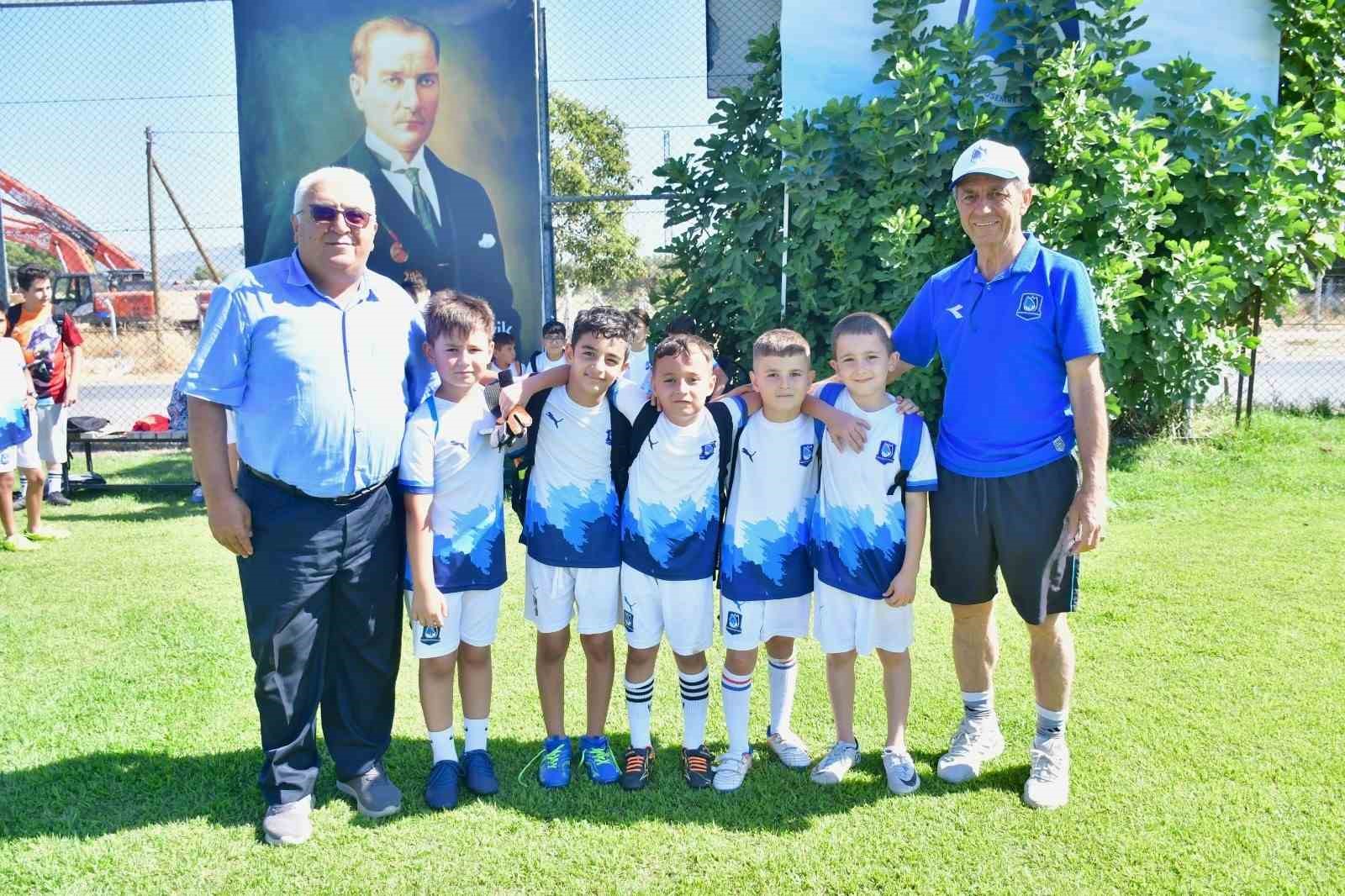 Yunusemre Belediyespor’da yaz futbol okulu sona erdi
