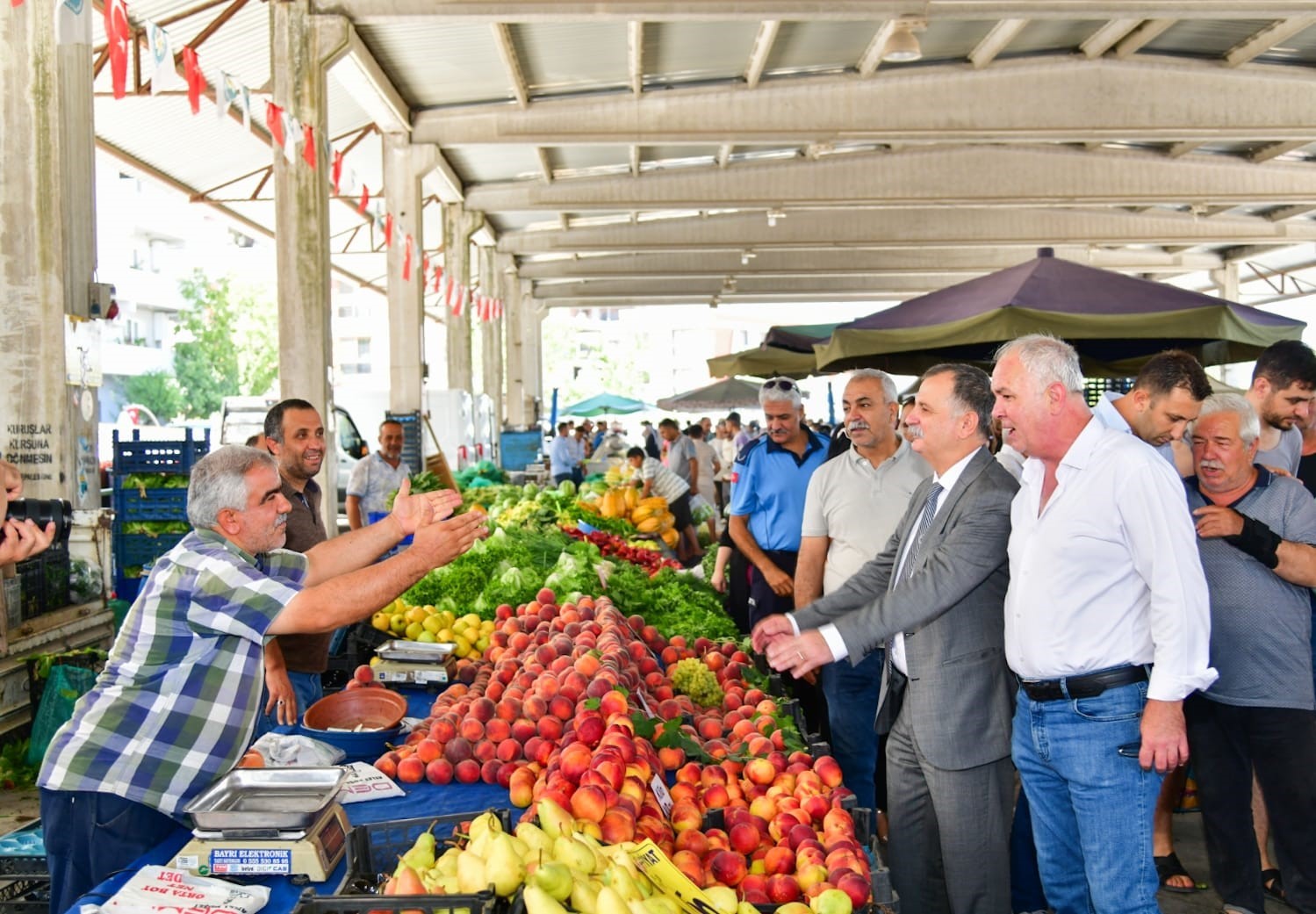 Başkan Balaban Muradiye Pazaryeri’nde esnaf ziyareti yaptı
