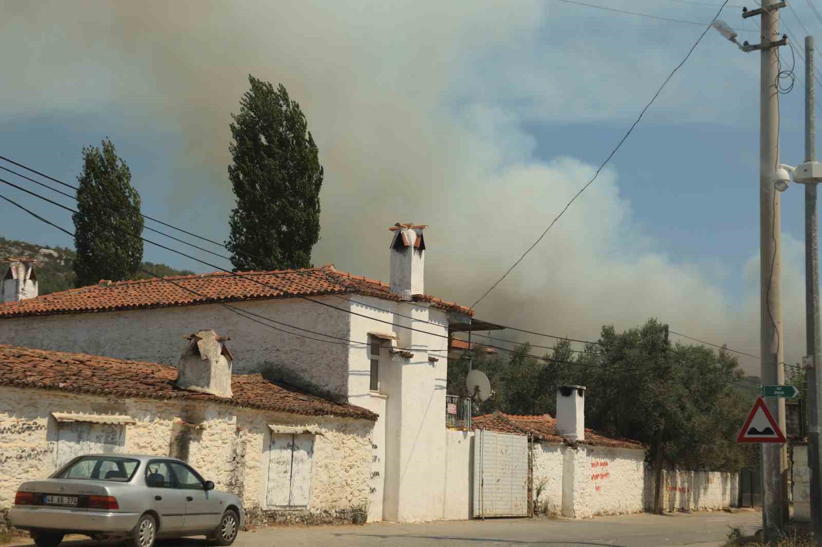 Muğla’da dev yangın bulutları gökyüzünü kapladı
