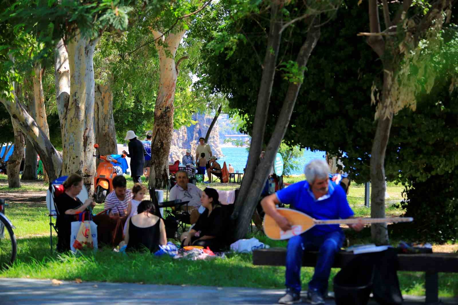 Antalya’da termometreler 40 dereceyi gösterdi
