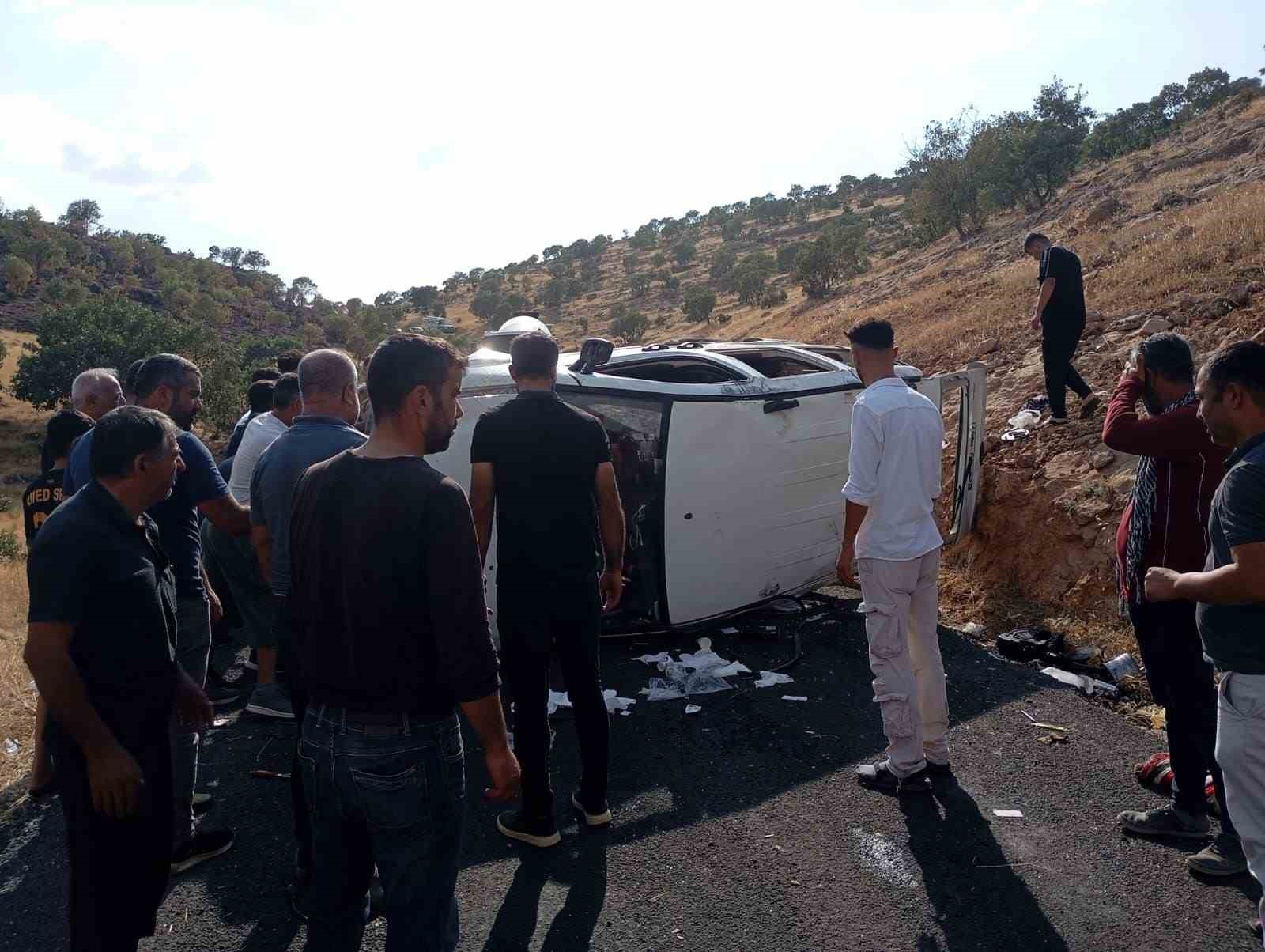 Mardin’de hafif ticari araç takla attı: 5 yaralı
