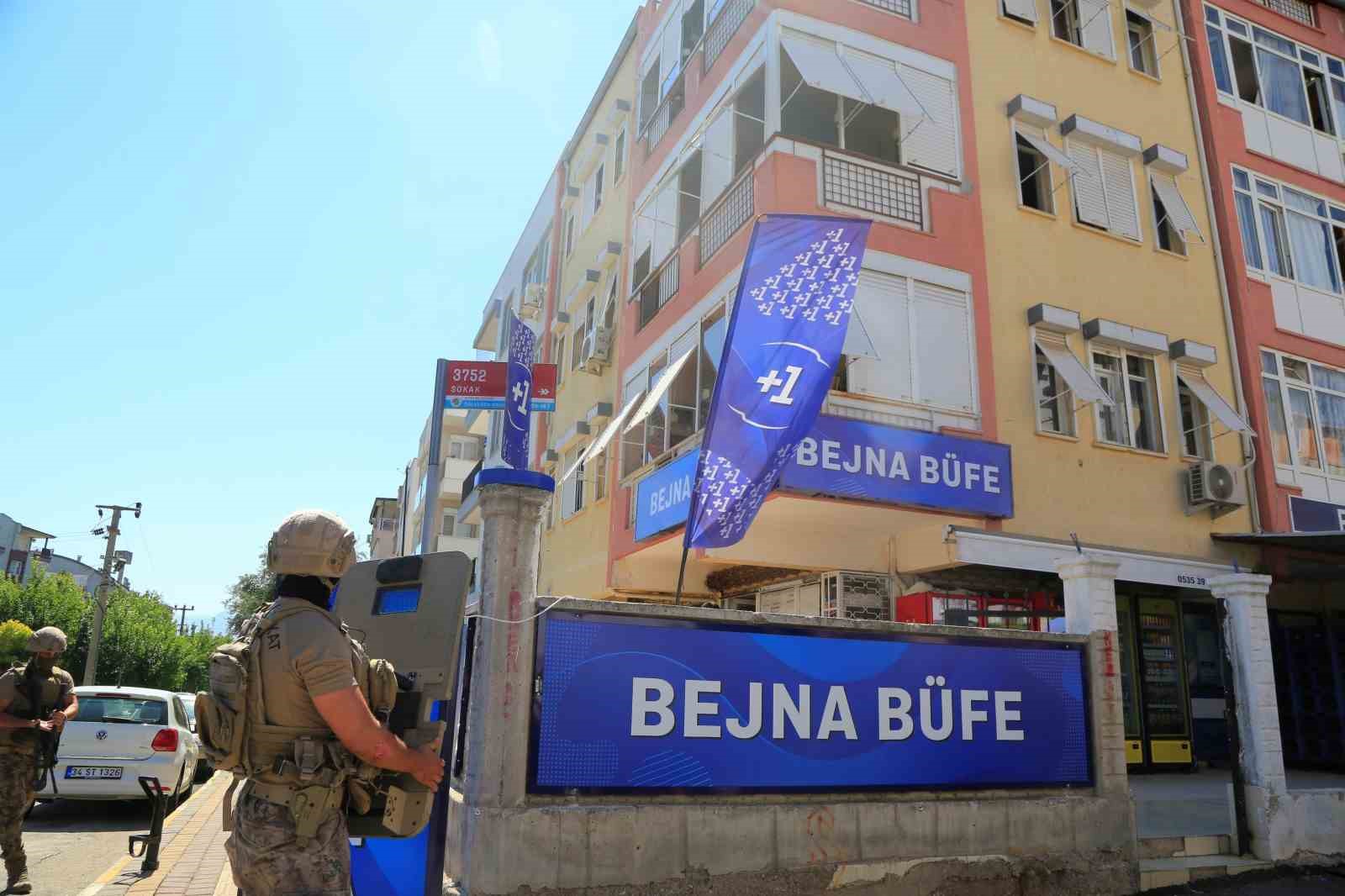 Elinde silahla polise ecel terleri döktüren saplantılı aşık kendini vurdu
