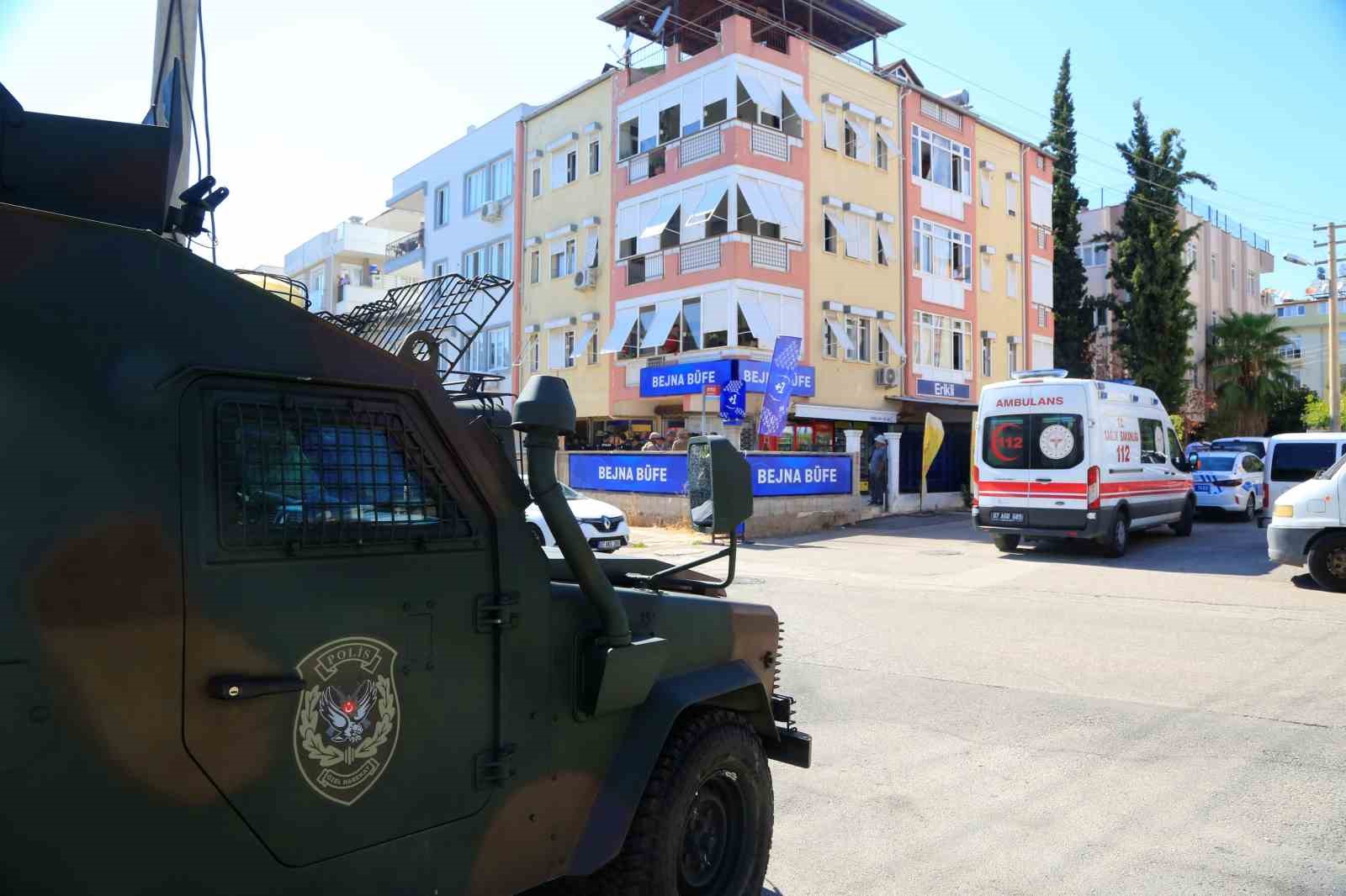 Elinde silahla polise ecel terleri döktüren saplantılı aşık kendini vurdu
