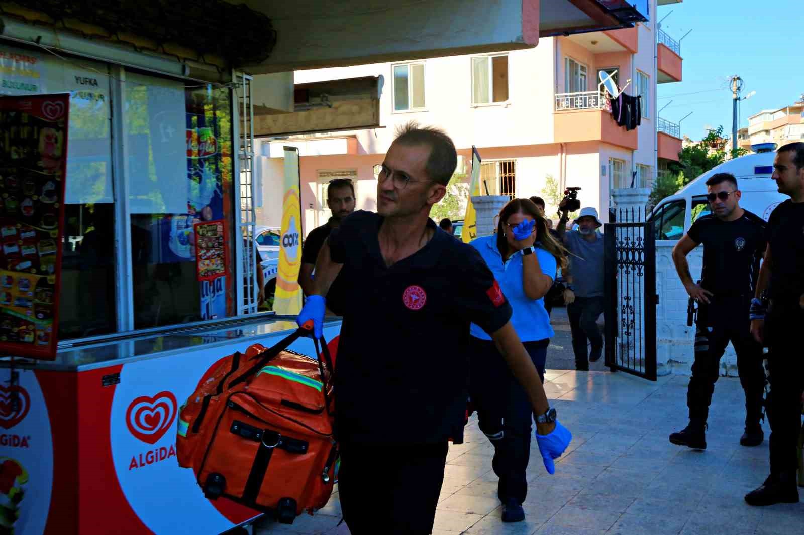 Elinde silahla polise ecel terleri döktüren saplantılı aşık kendini vurdu
