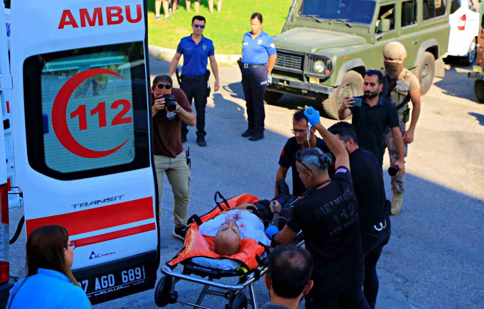 Elinde silahla polise ecel terleri döktüren saplantılı aşık kendini vurdu
