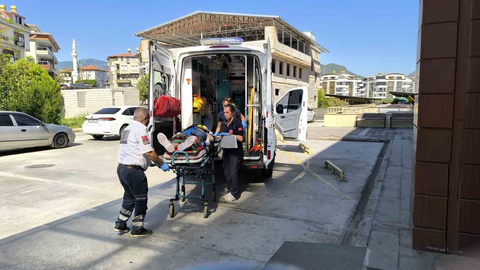 Antalya’da kontrolden çıkan cip uçuruma yuvarlandı: 2 yaralı
