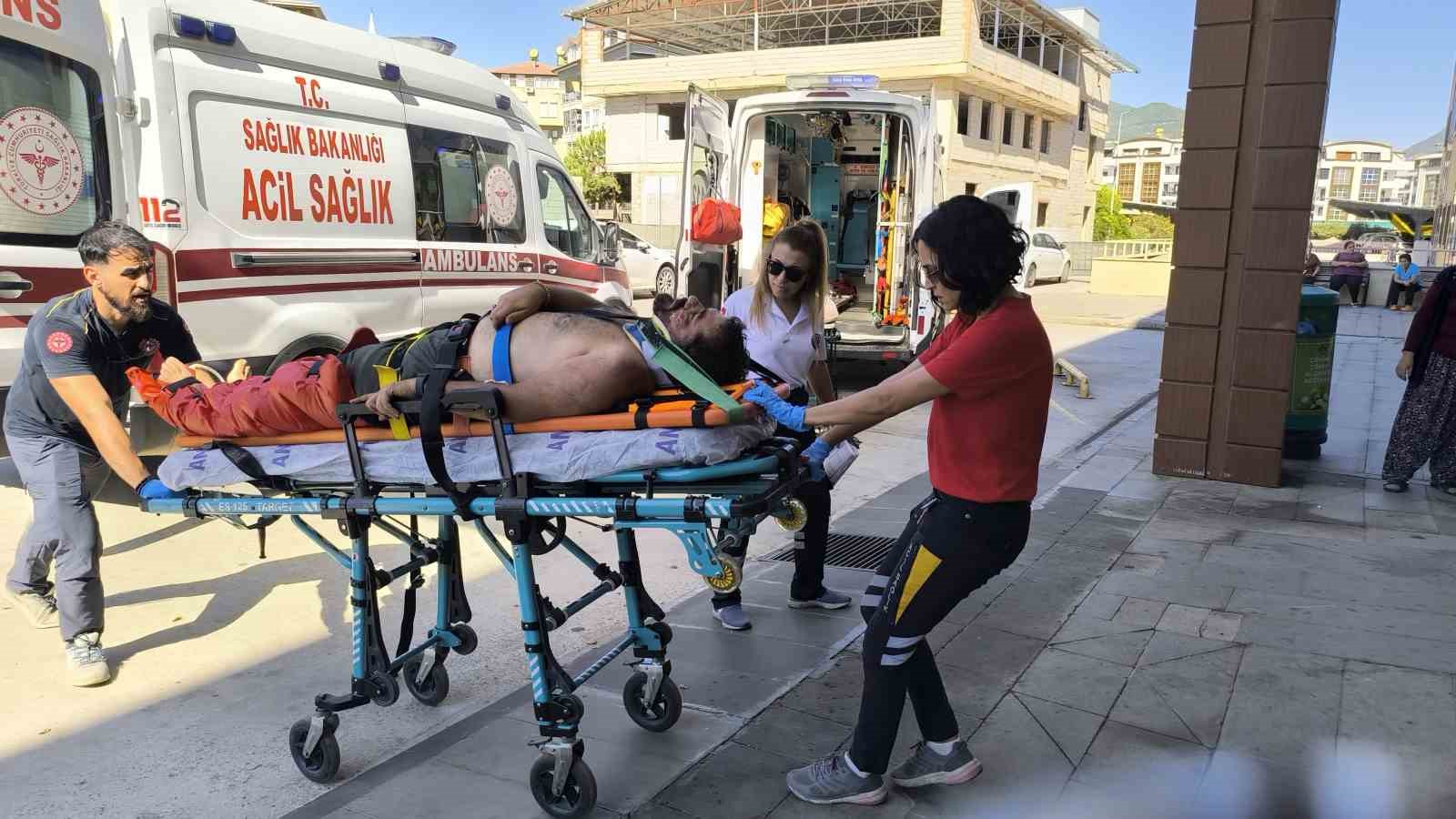 Antalya’da kontrolden çıkan cip uçuruma yuvarlandı: 2 yaralı
