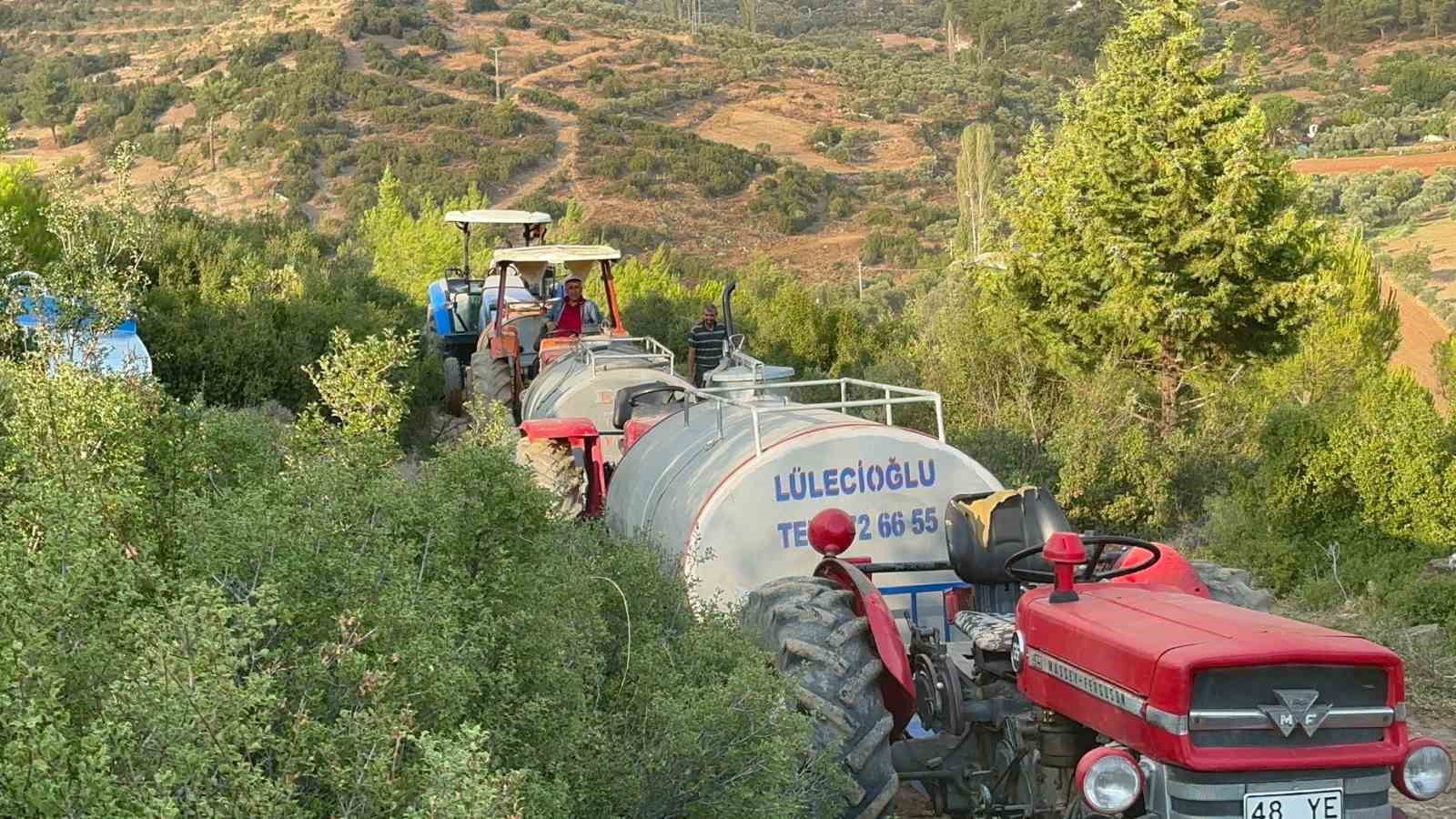 Köylüler yangına karşı seferber oldu: Tankerlerle helikopterlere su takviyesi yapılıyor
