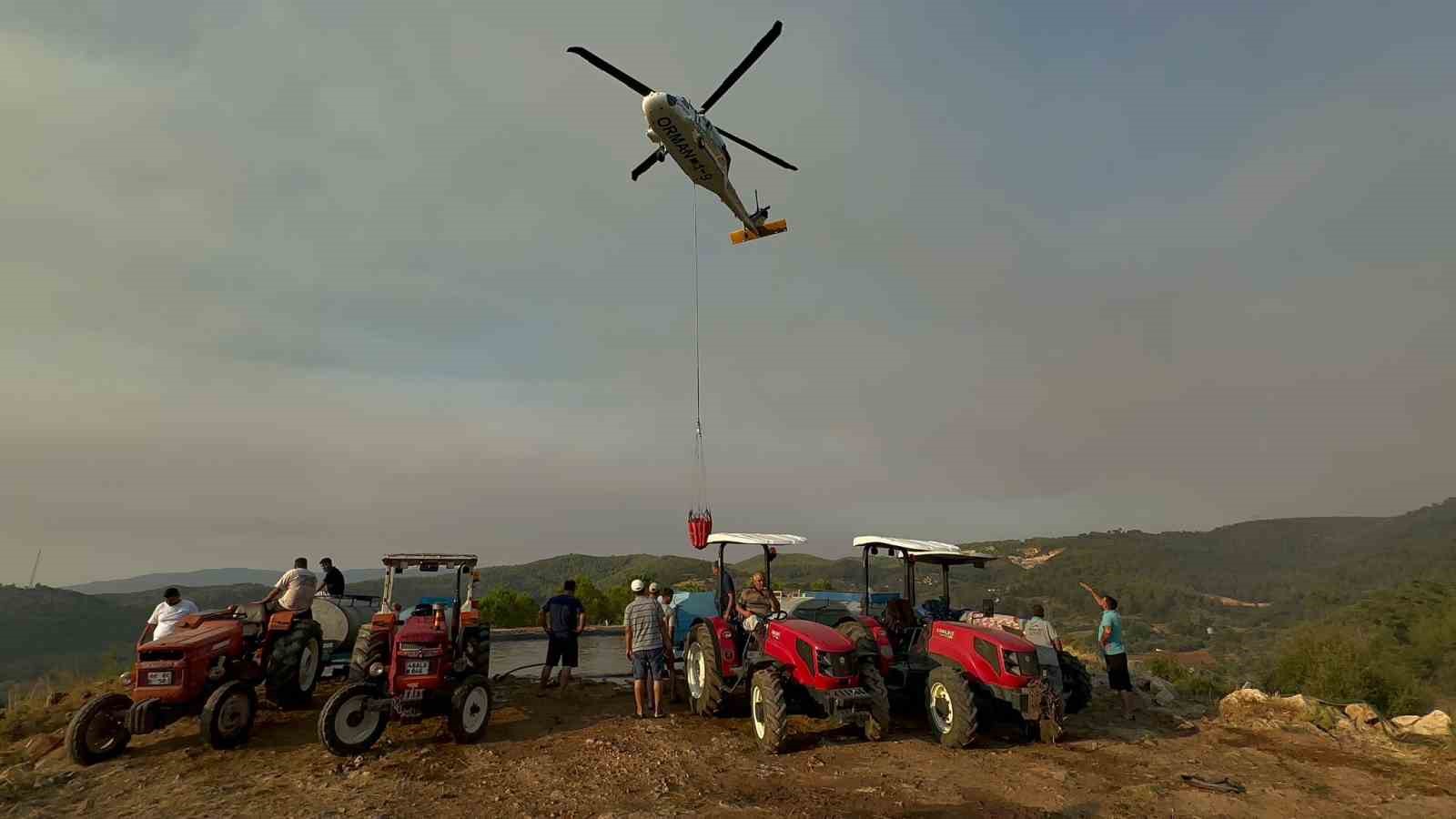 Köylüler yangına karşı seferber oldu: Tankerlerle helikopterlere su takviyesi yapılıyor
