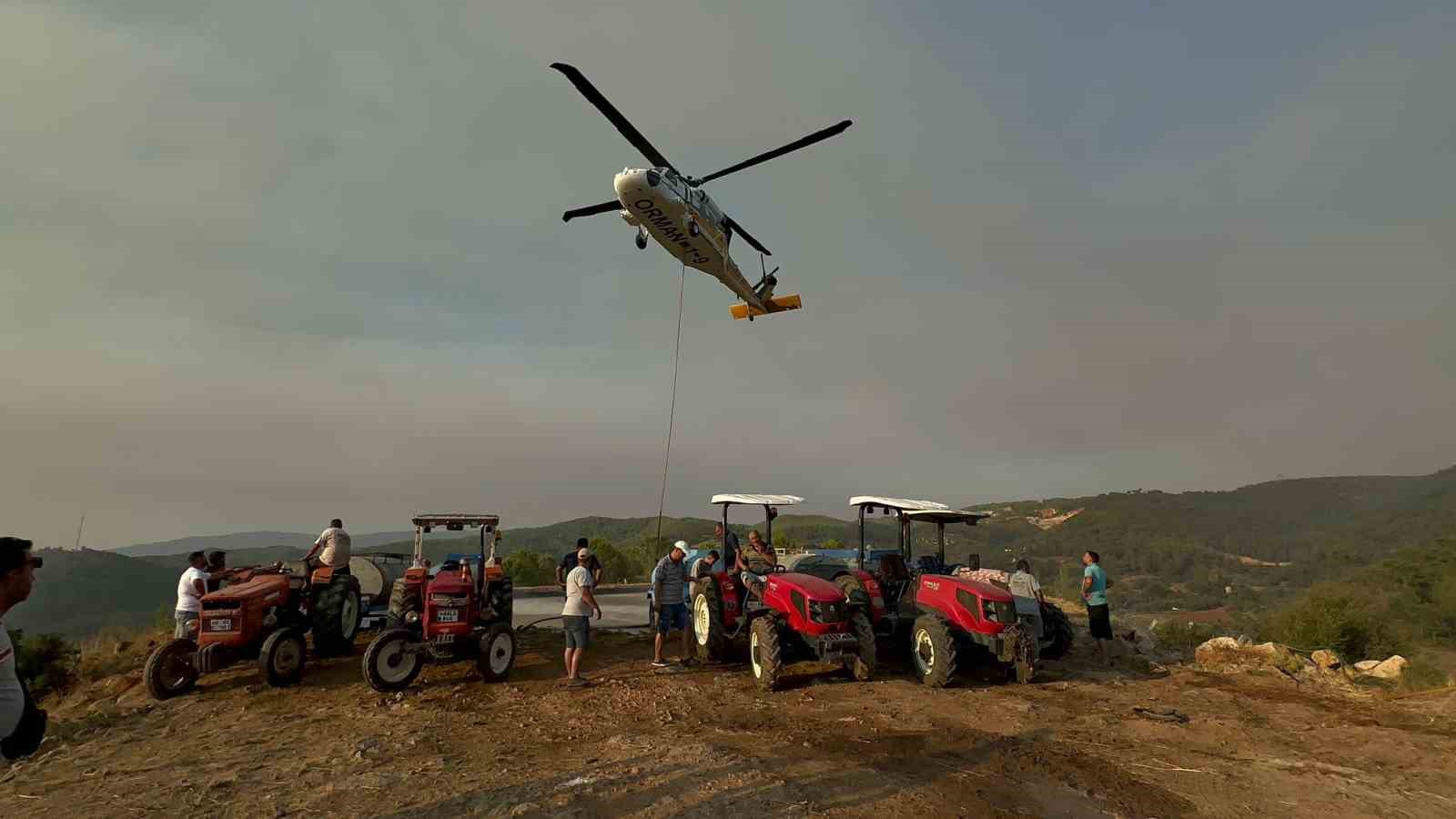 Köylüler yangına karşı seferber oldu: Tankerlerle helikopterlere su takviyesi yapılıyor
