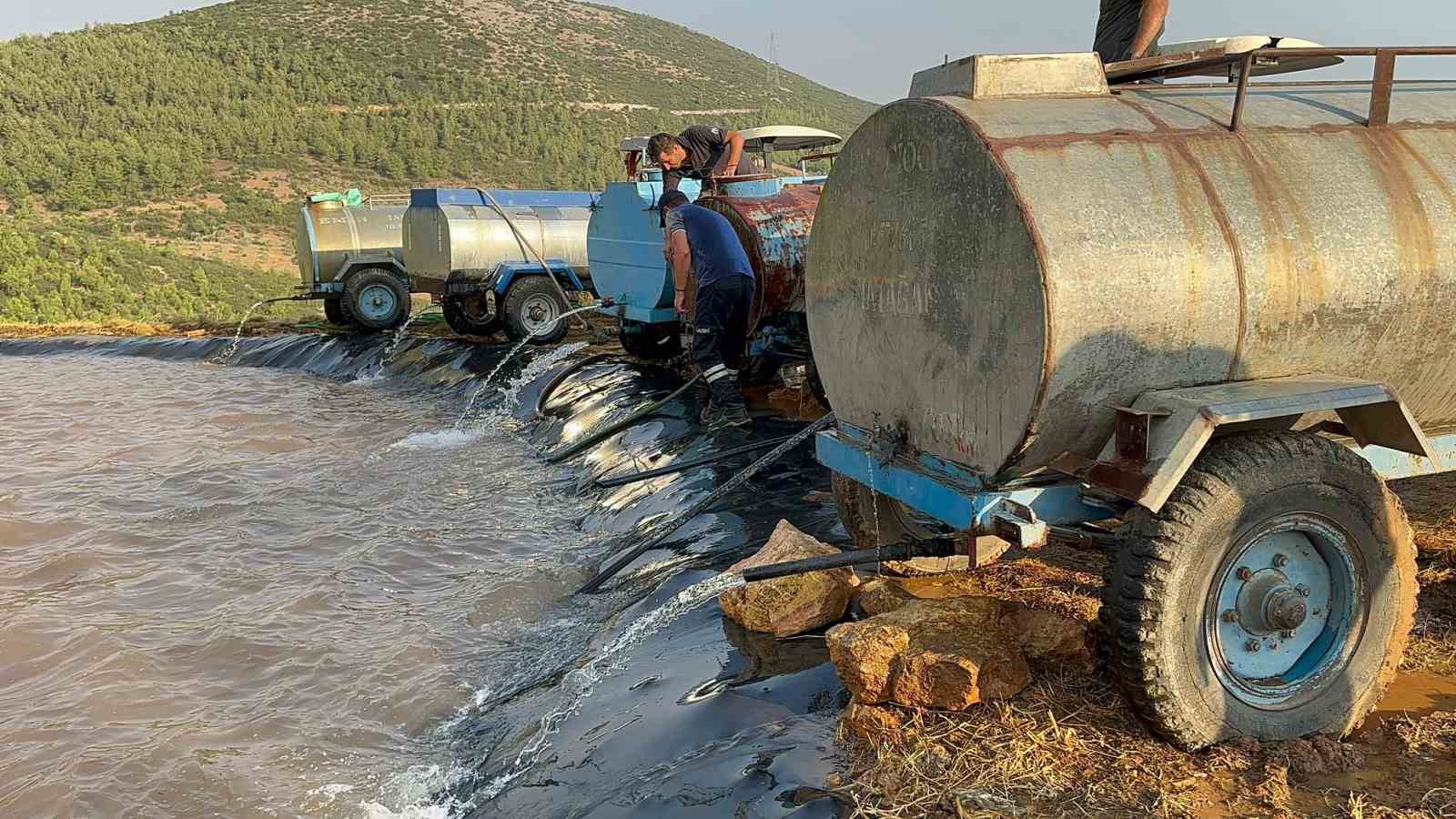 Köylüler yangına karşı seferber oldu: Tankerlerle helikopterlere su takviyesi yapılıyor
