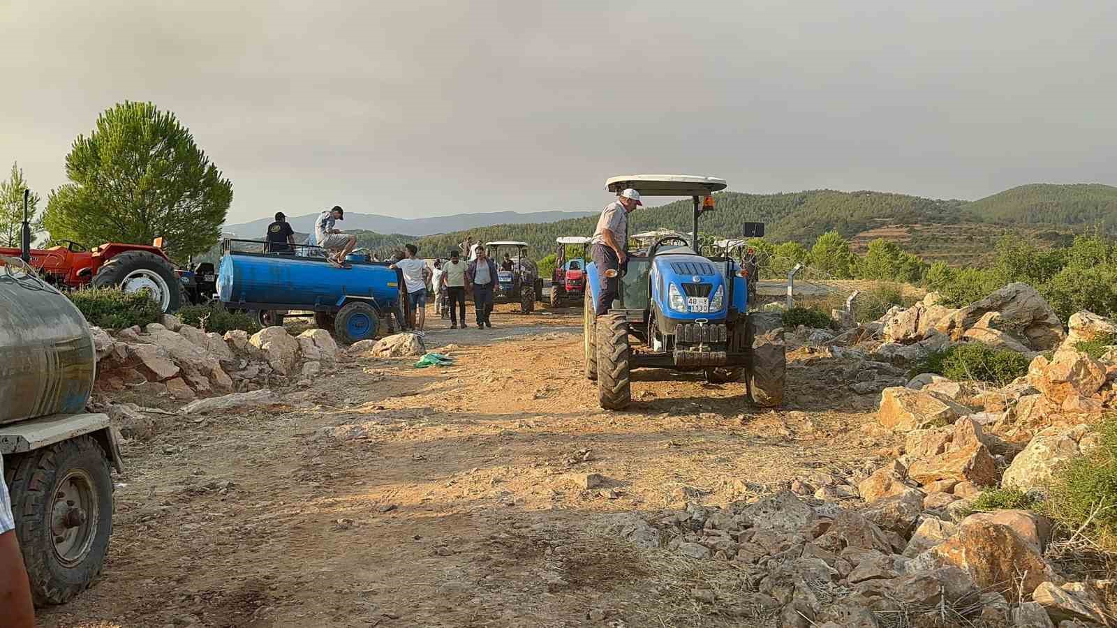 Köylüler yangına karşı seferber oldu: Tankerlerle helikopterlere su takviyesi yapılıyor
