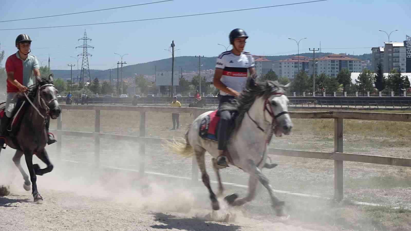 Kütahya’da at yarışlarına büyük ilgi
