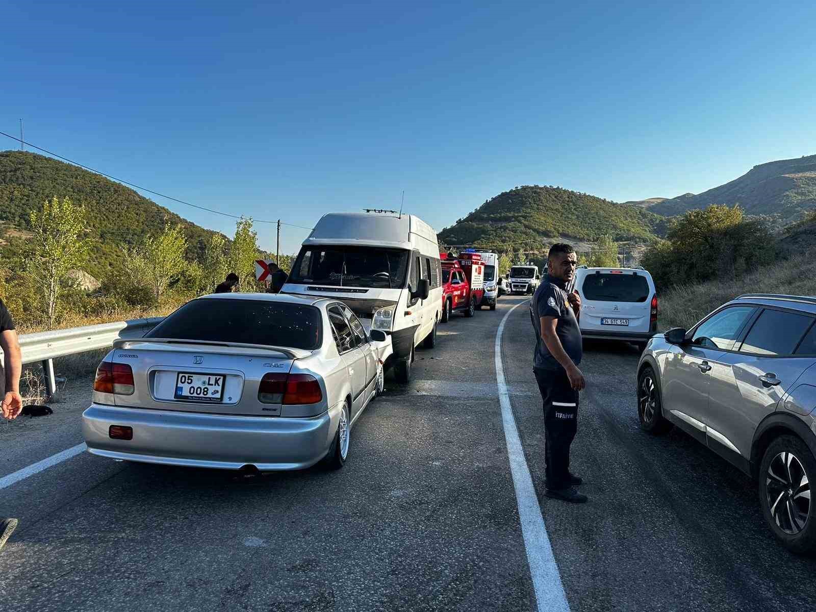 Amasya’da tarım işlerini taşıyan minibüs otomobille çarpıştı: 14 yaralı
