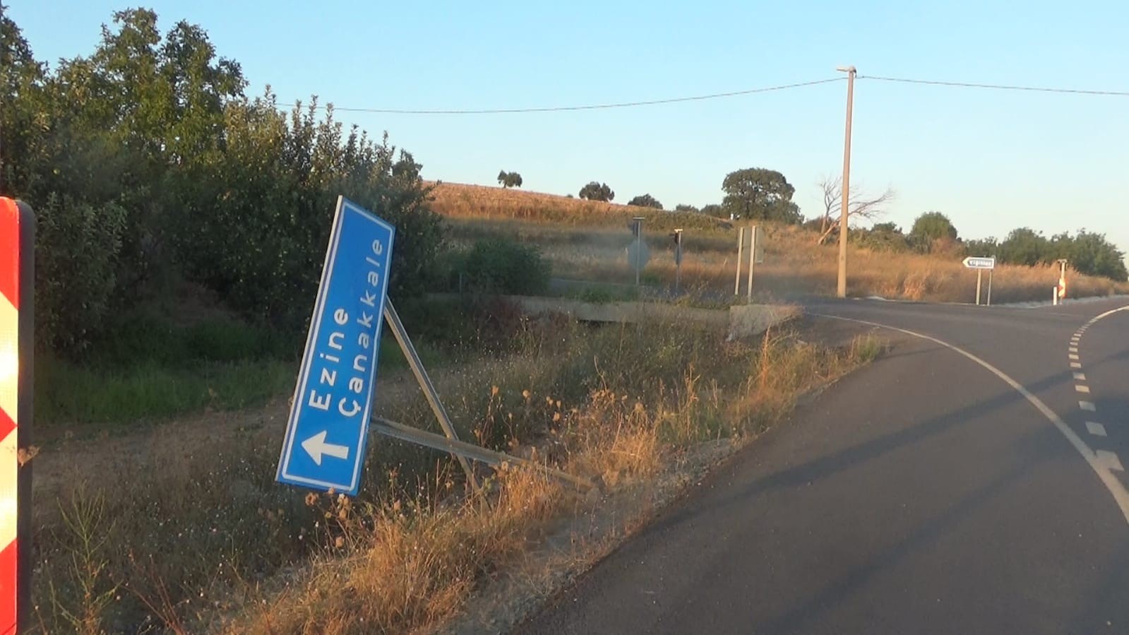 Çanakkale’de motosiklet trafik levhasına çarptı: 2 yaralı
