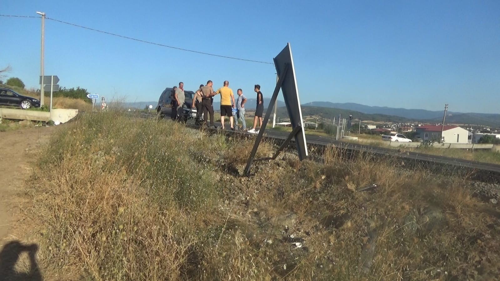 Çanakkale’de motosiklet trafik levhasına çarptı: 2 yaralı
