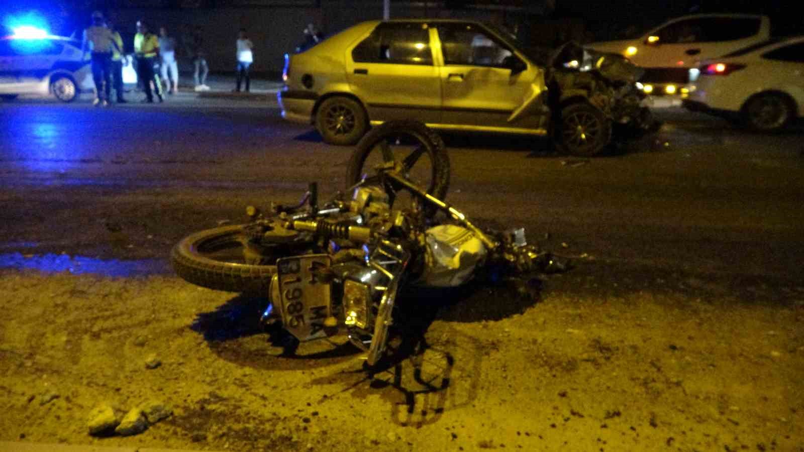 Malatya’da otomobil motosikletle çarpıştı: 1’i çocuk 2 ağır yaralı
