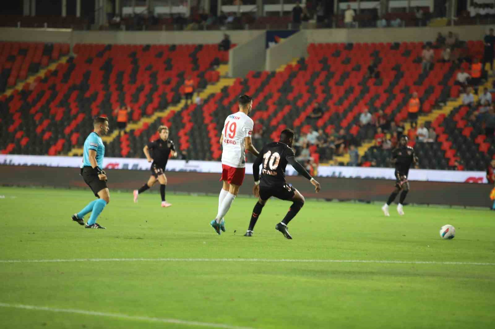 Trendyol Süper Lig: Gaziantep FK: 0 - Samsunspor: 1 (Maç devam ediyor)
