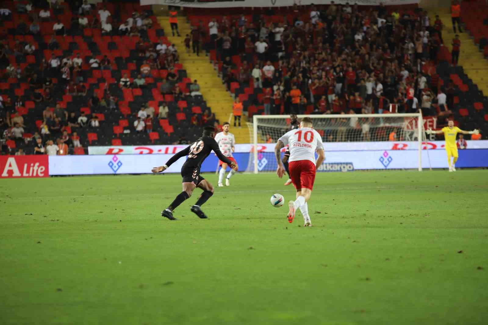 Trendyol Süper Lig: Gaziantep FK: 0 - Samsunspor: 1 (Maç devam ediyor)
