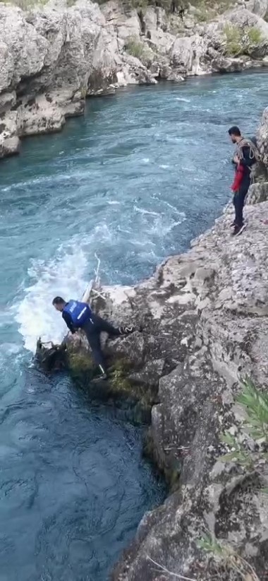 23 yaşındaki gencin kaybolduğu ırmakta havanın kararması ile arama çalışmalarına ara verildi
