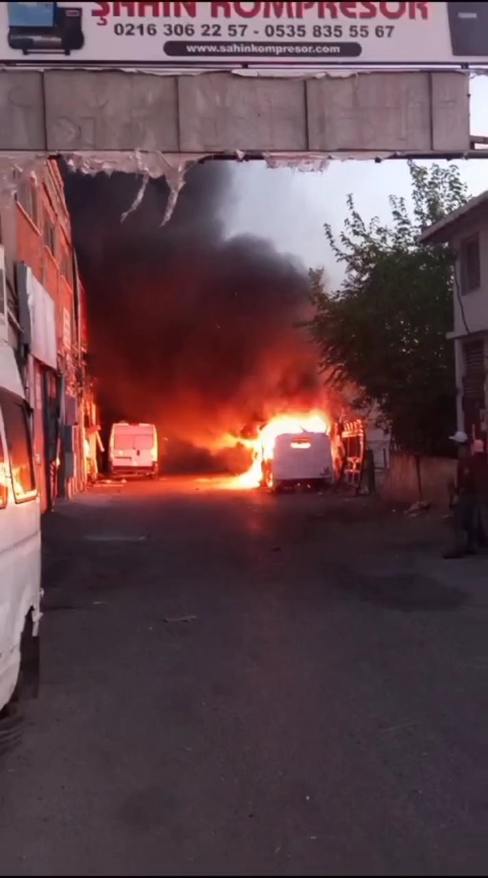 Kartal’da park halindeki iki araç alev alev yandı
