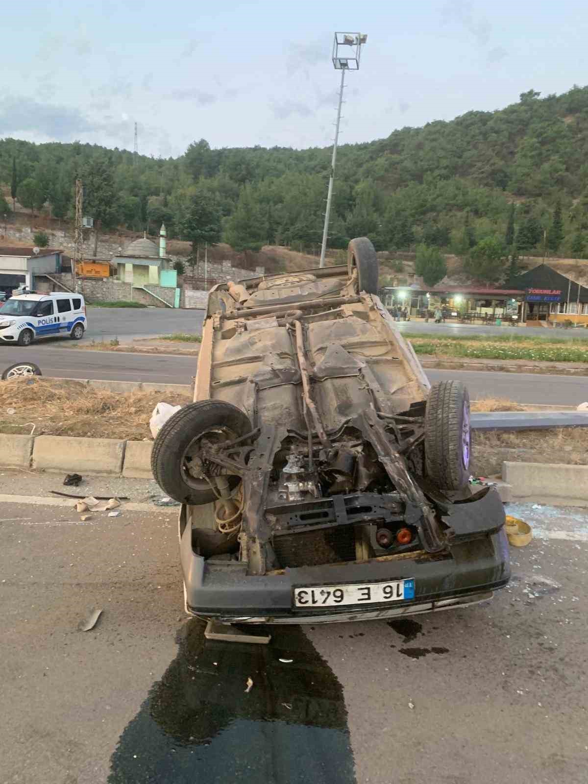 Amasya’da refüje dalan otomobil direğe çarptı: 4 yaralı
