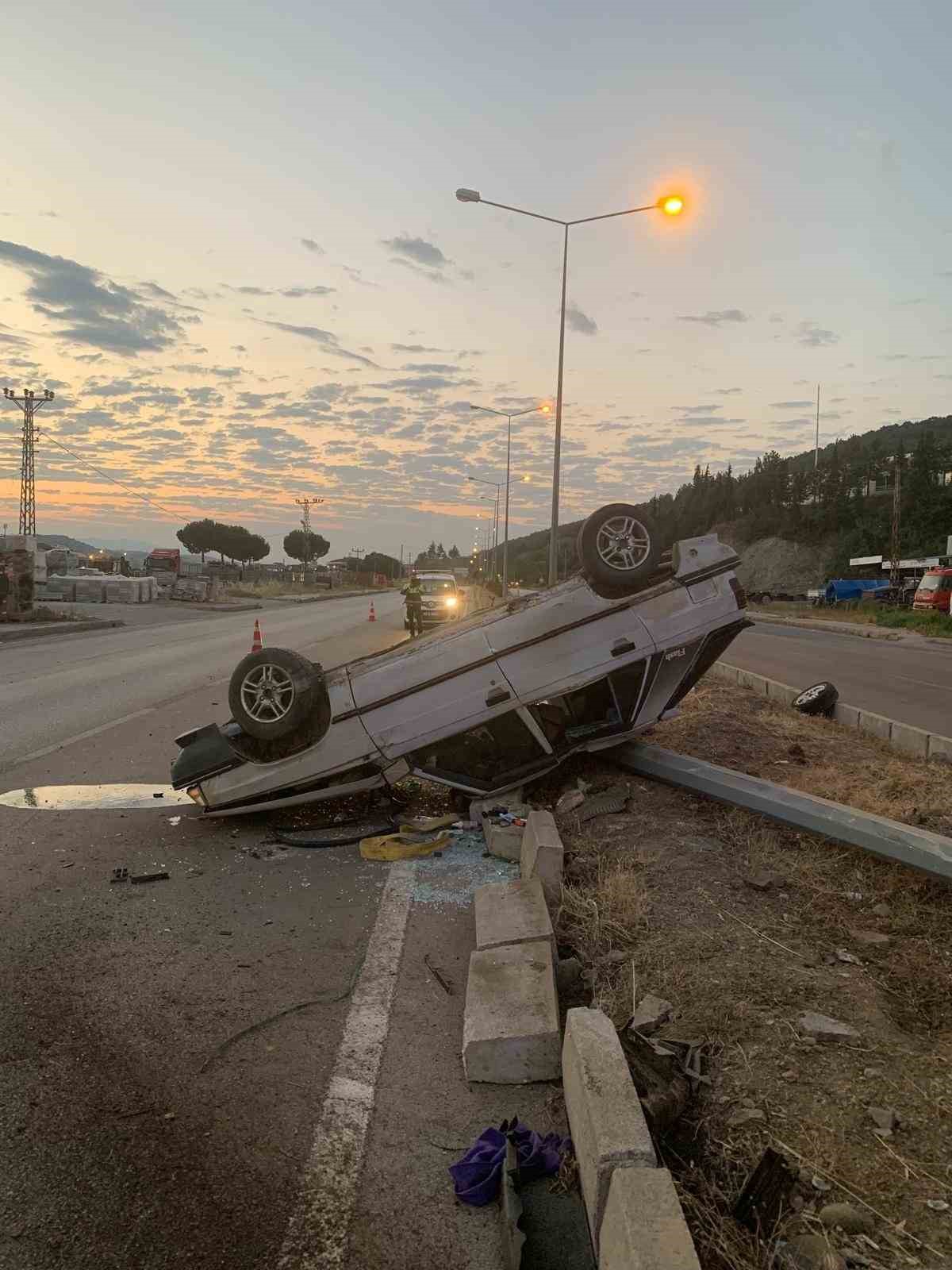 Amasya’da refüje dalan otomobil direğe çarptı: 4 yaralı
