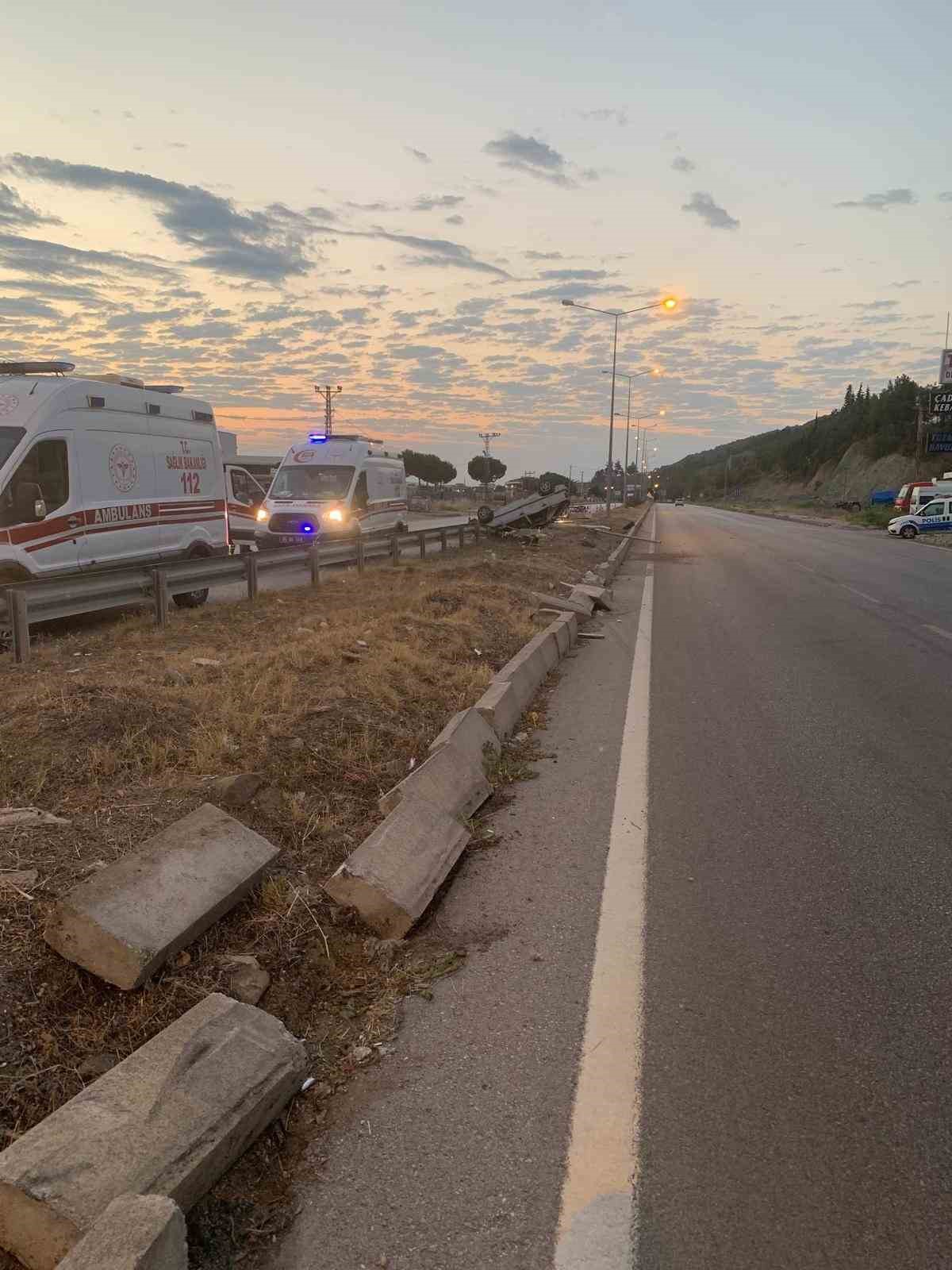 Amasya’da refüje dalan otomobil direğe çarptı: 4 yaralı
