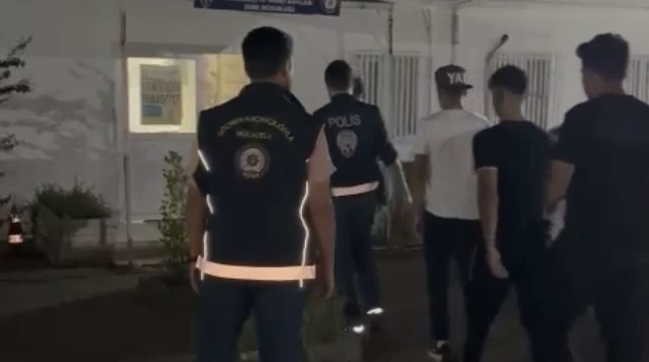 Osmaniye’de yolcu otobüsünde 13 kaçak göçmen yakalandı
