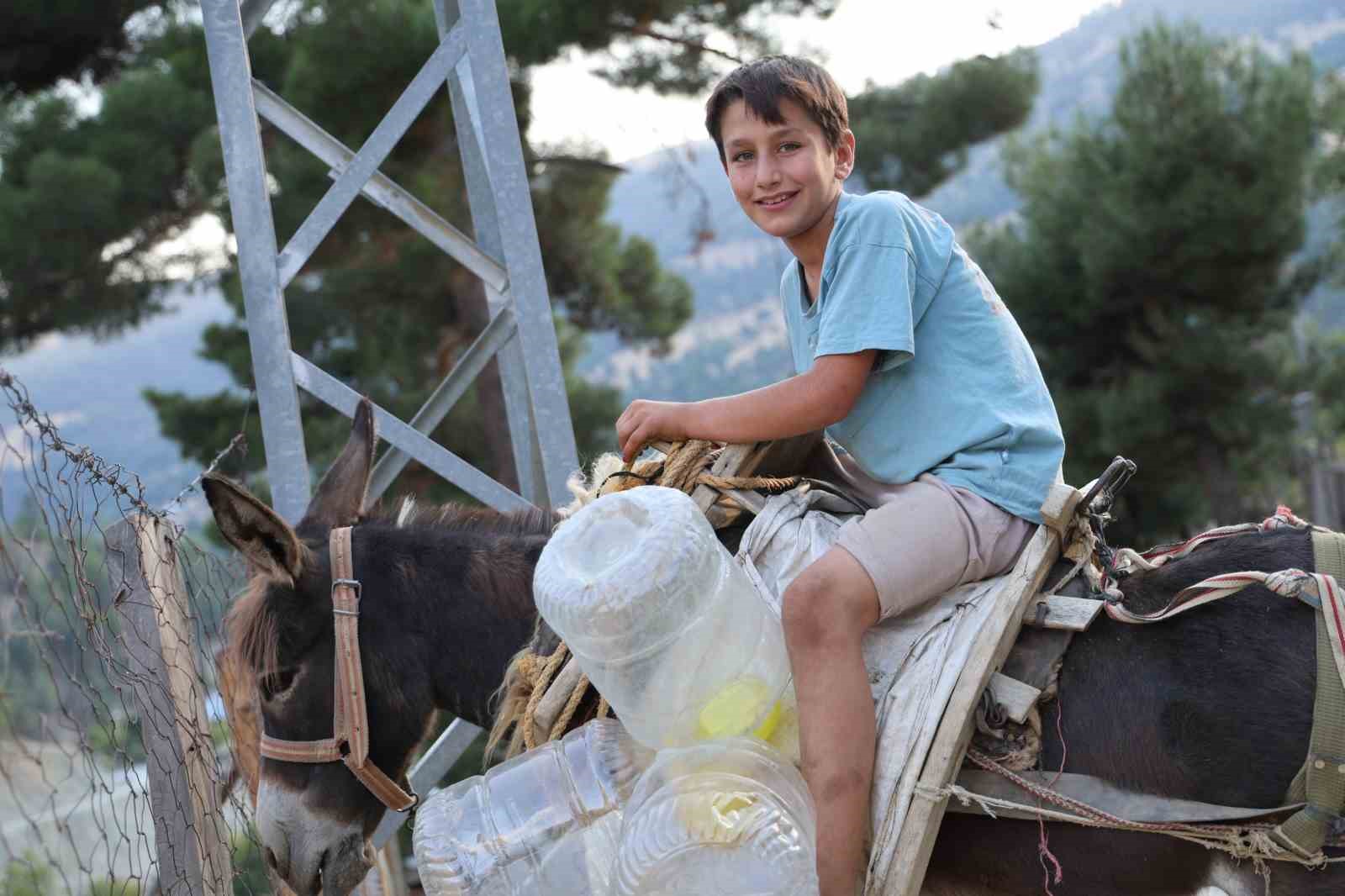 Susuz kalan köylü eşek ve katır ile su taşıyor
