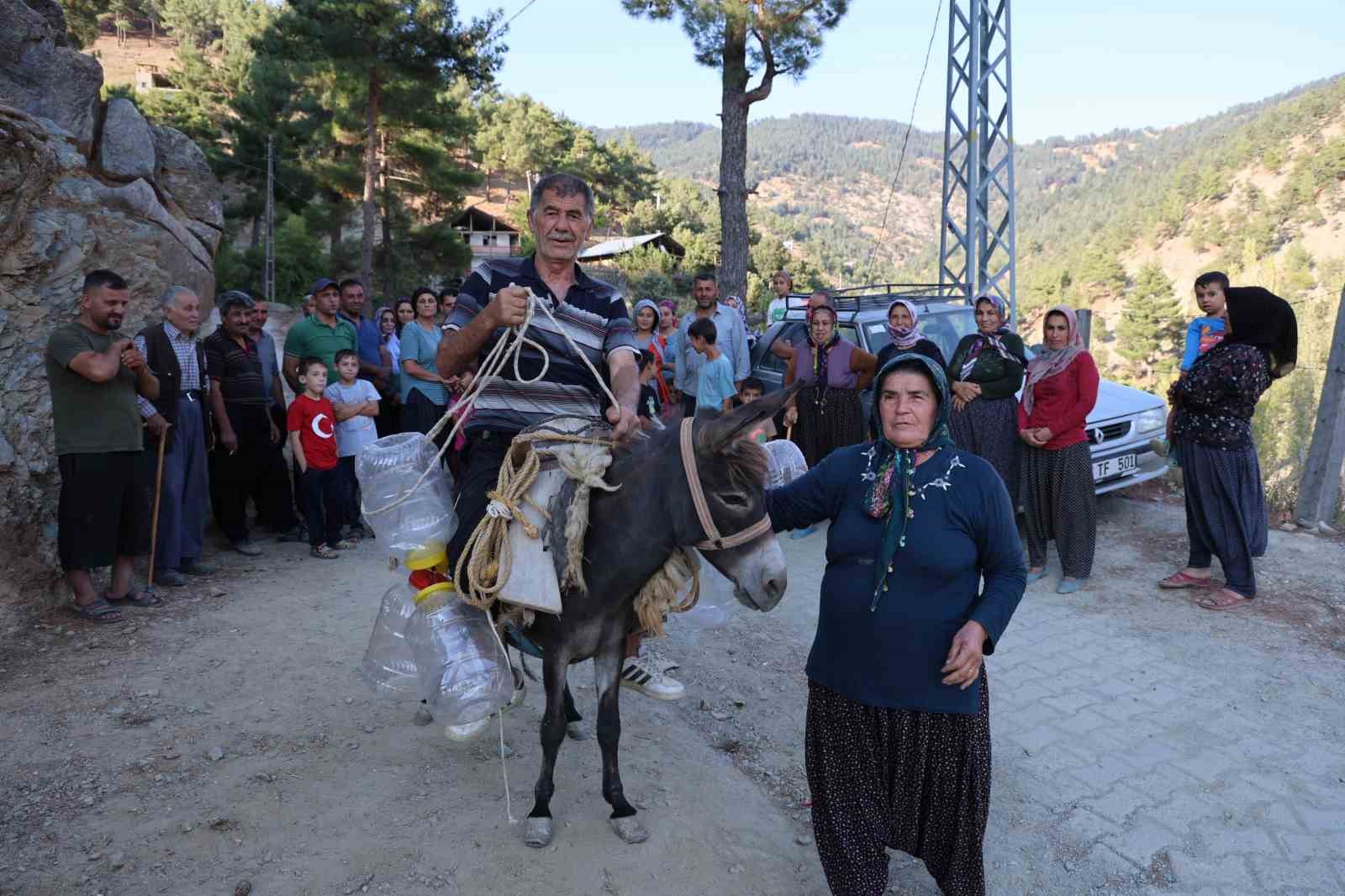 Susuz kalan köylü eşek ve katır ile su taşıyor
