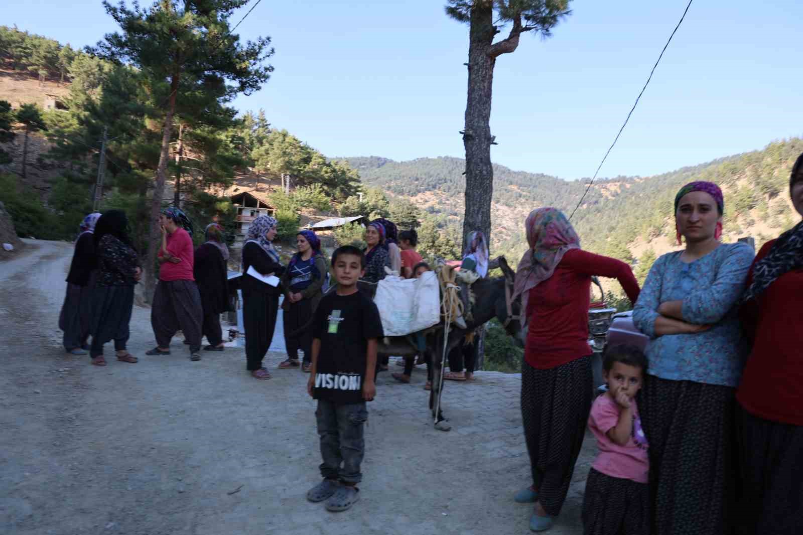 Susuz kalan köylü eşek ve katır ile su taşıyor
