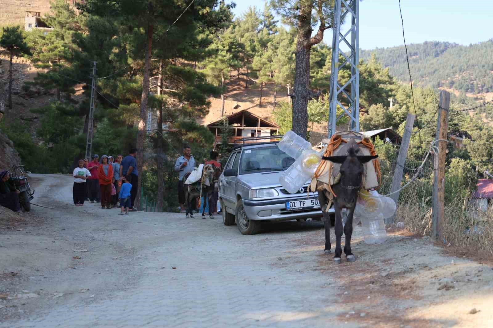 Susuz kalan köylü eşek ve katır ile su taşıyor
