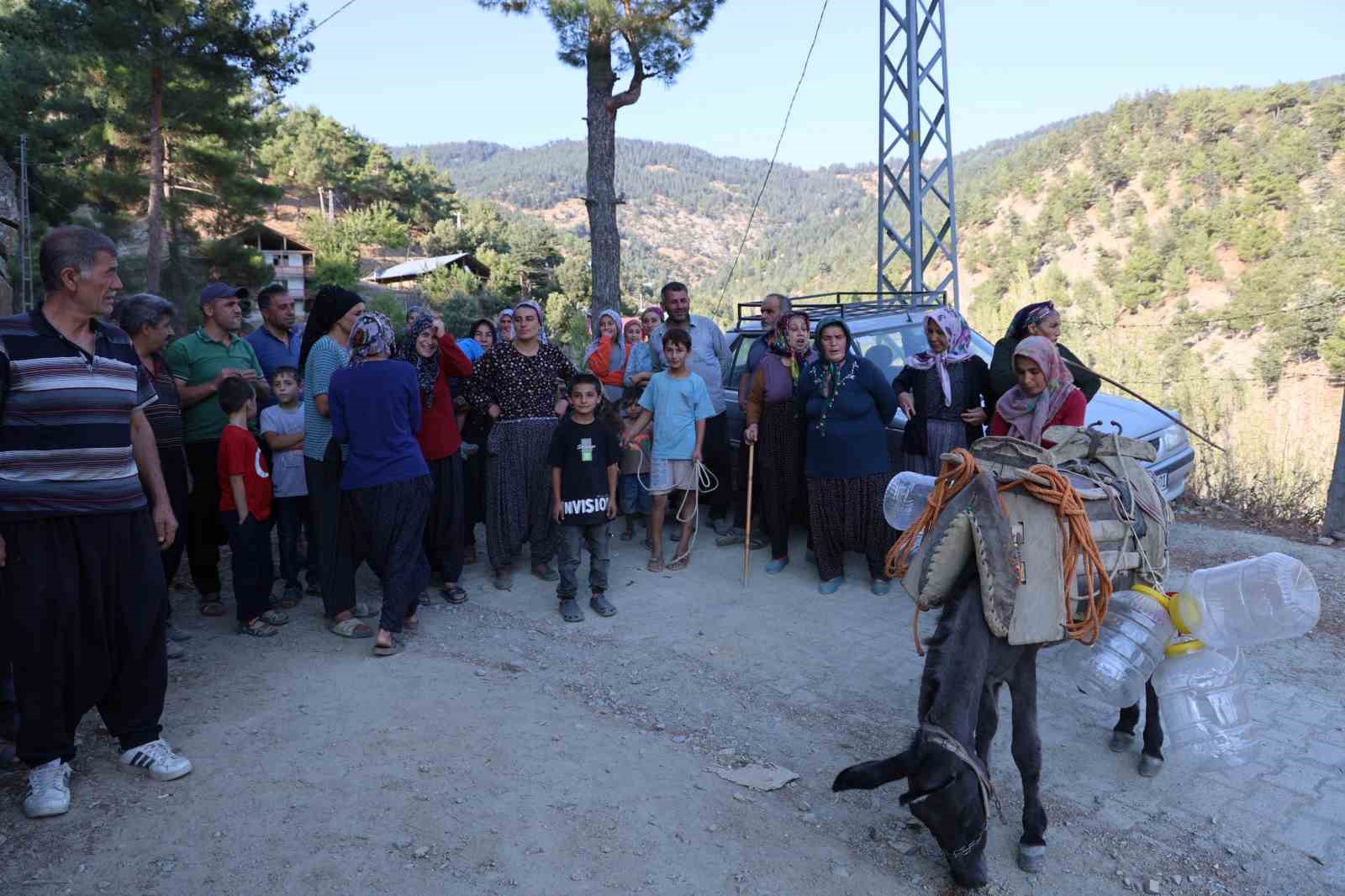 Susuz kalan köylü eşek ve katır ile su taşıyor
