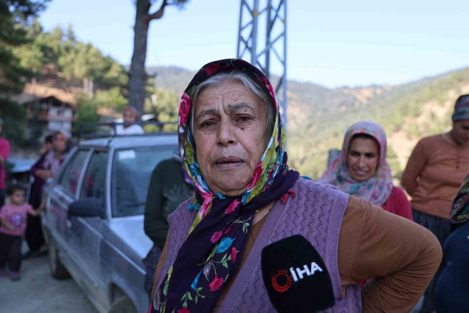 Susuz kalan köylü eşek ve katır ile su taşıyor
