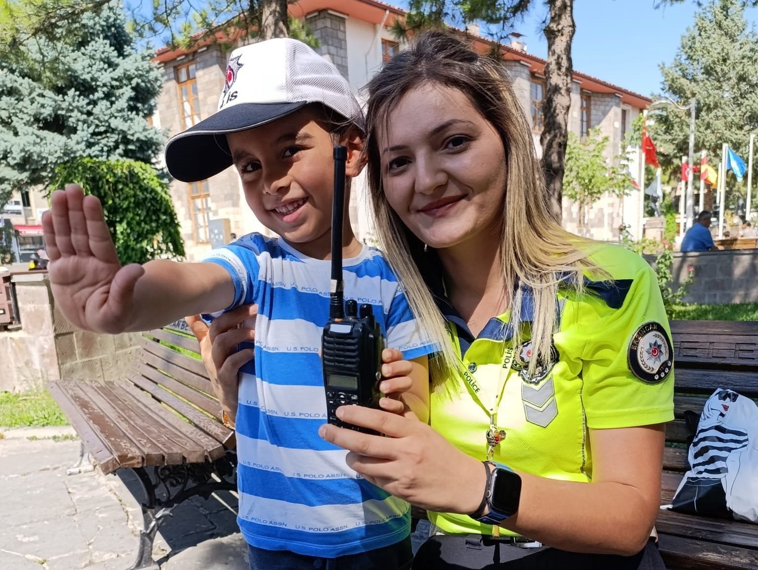 Minik trafikçinin hayali polis olmak
