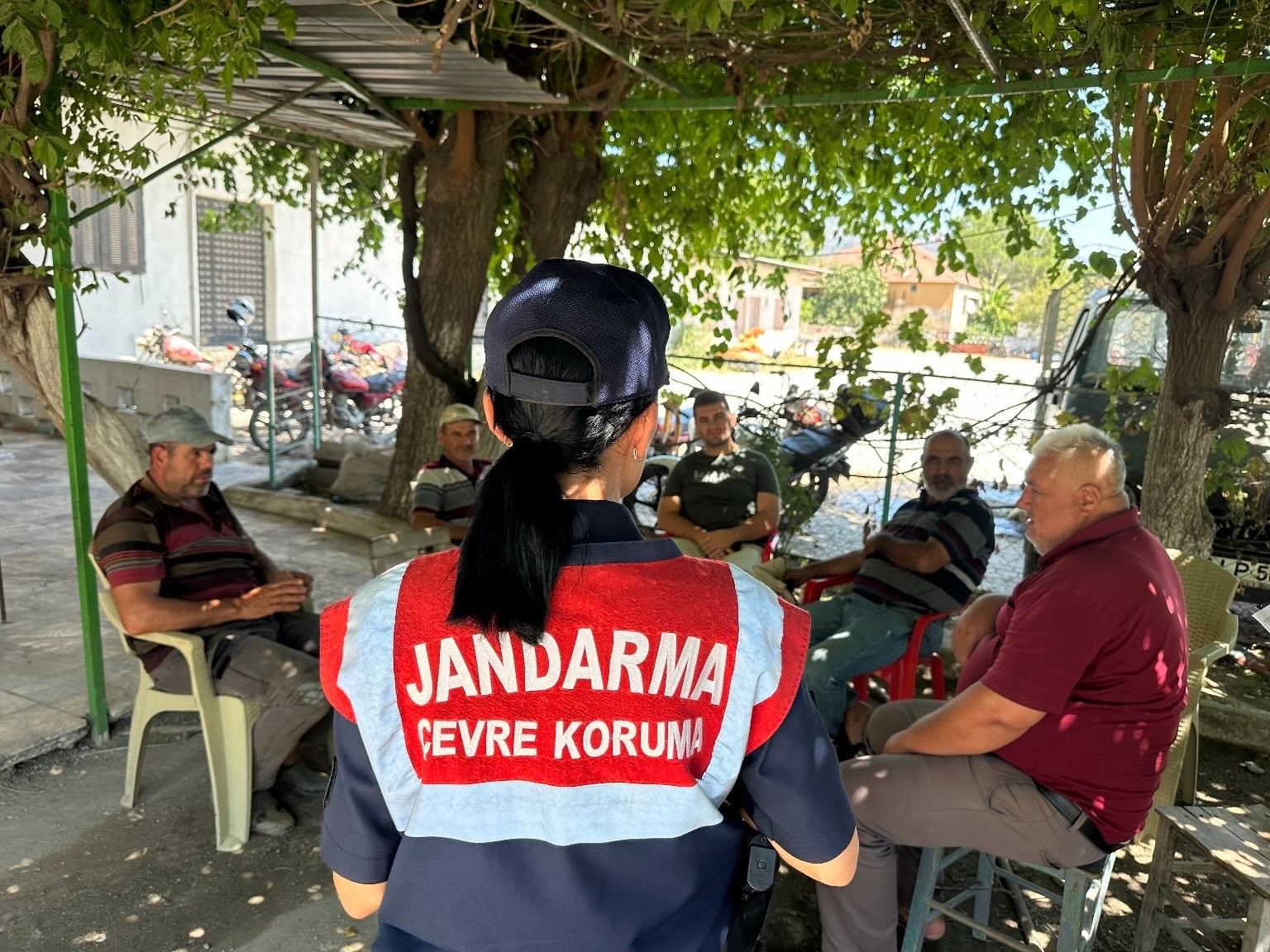 Jandarma ekipleri Karpuzlu’da vatandaşları bilgilendirdi
