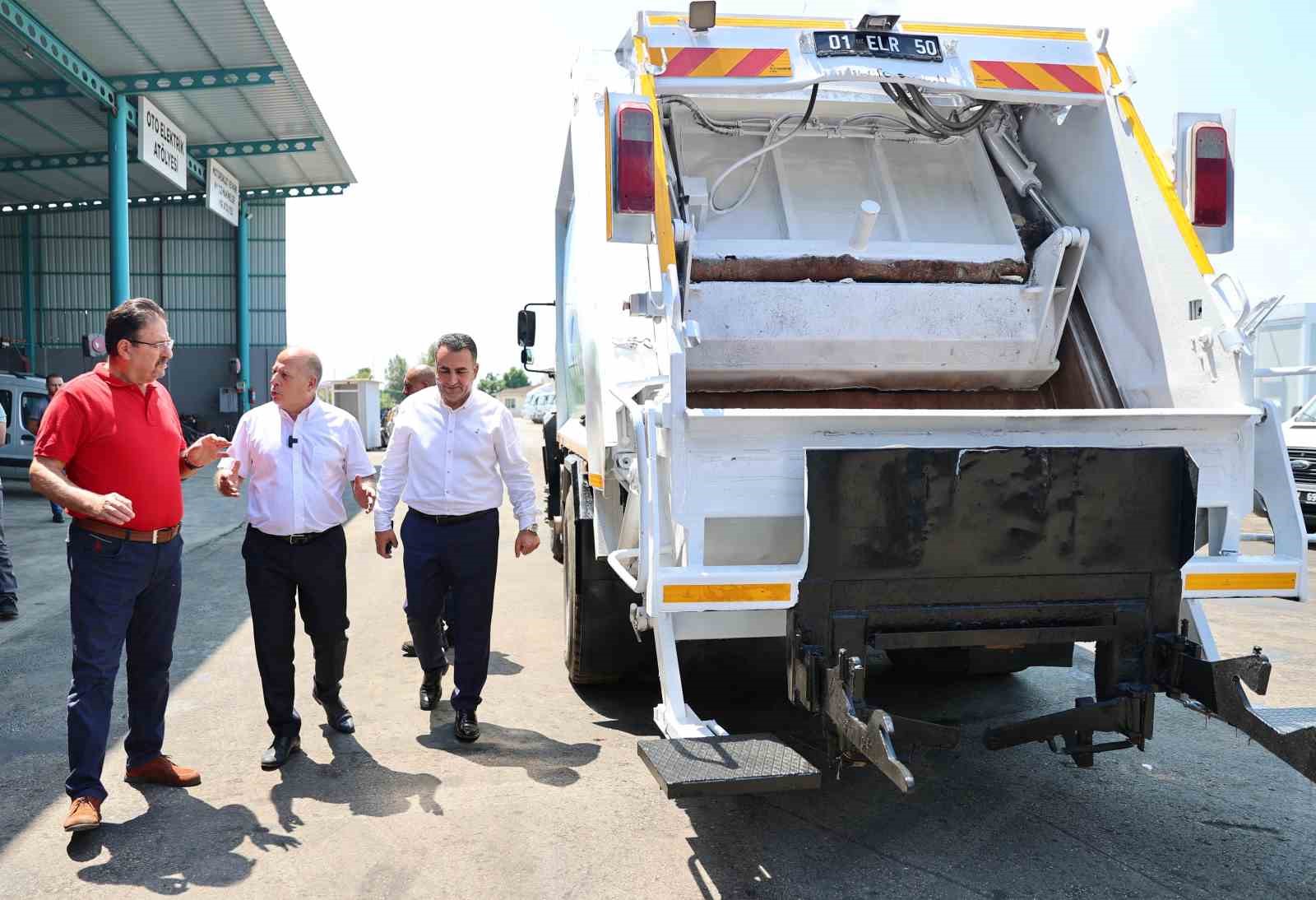 Yüreğir Belediyesi çöp suyu akıtan araçları tamir ettirdi
