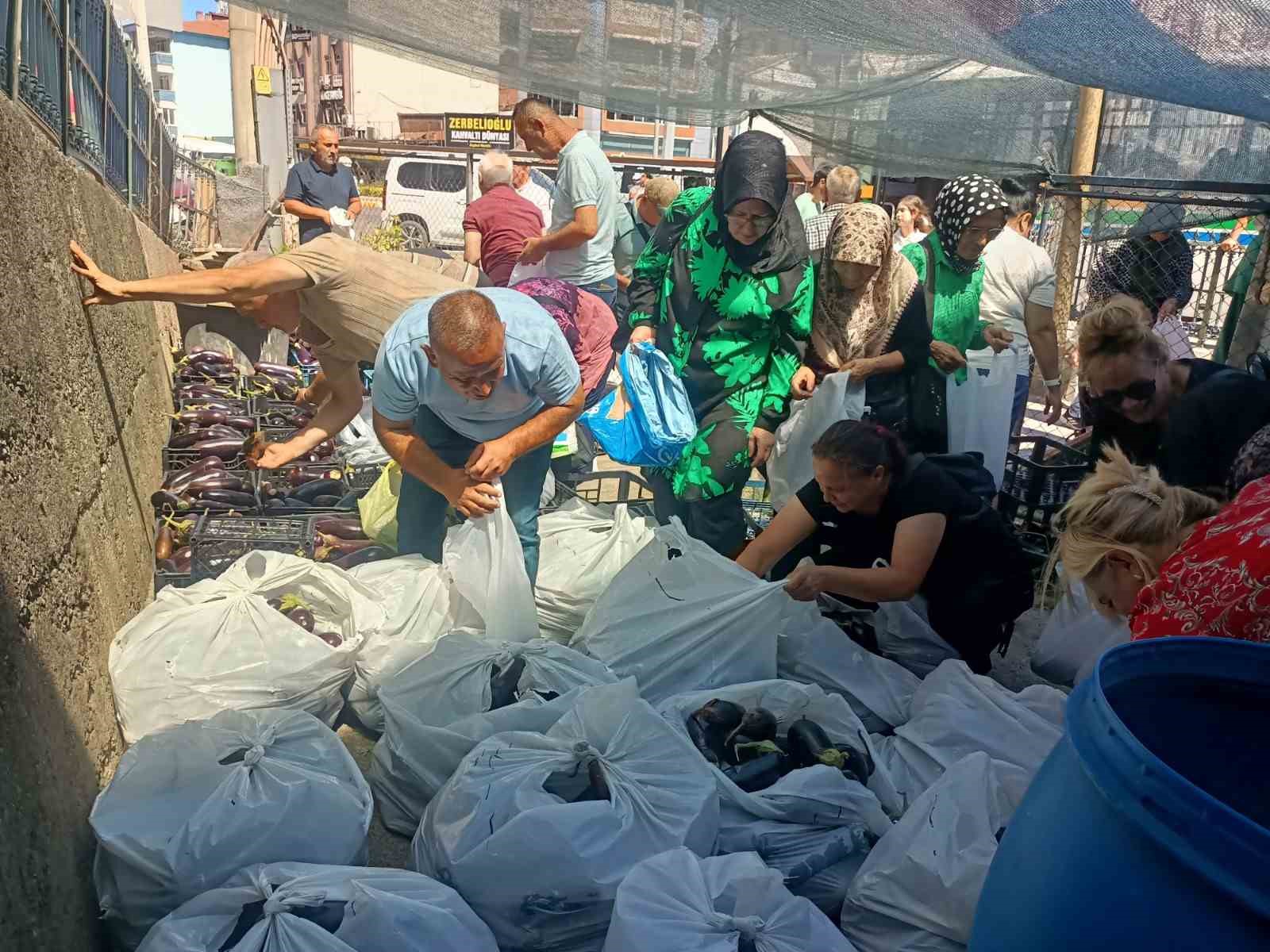 Üretim fazlası 5 ton patlıcanı yüzlerce kişiye bedava dağıttılar
