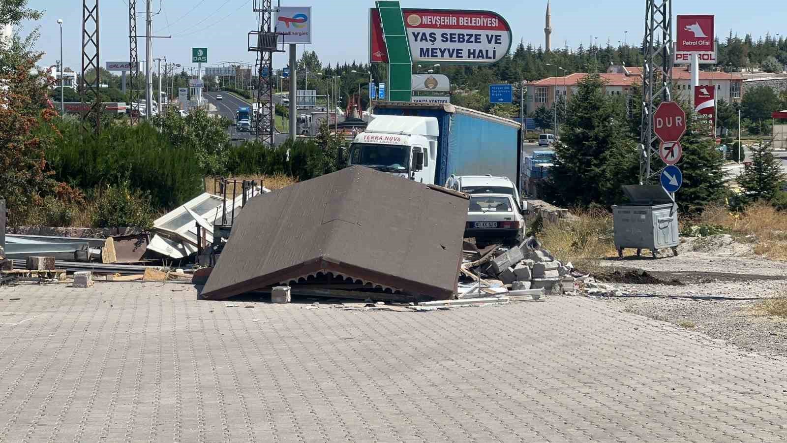 Kontrolden çıkan tır iş yerine daldı, o anlar güvenlik kameralarına yansıdı
