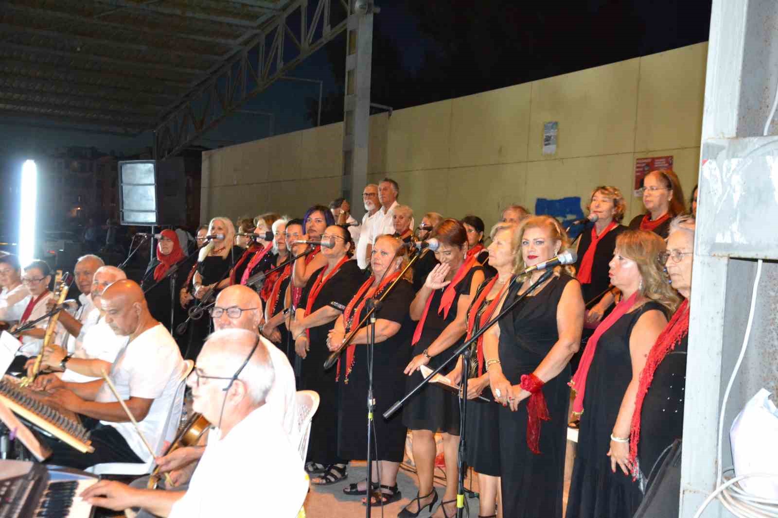 Ayvalık - Küçükköy Halk Müziği’nin konserine ilgi yoğun oldu
