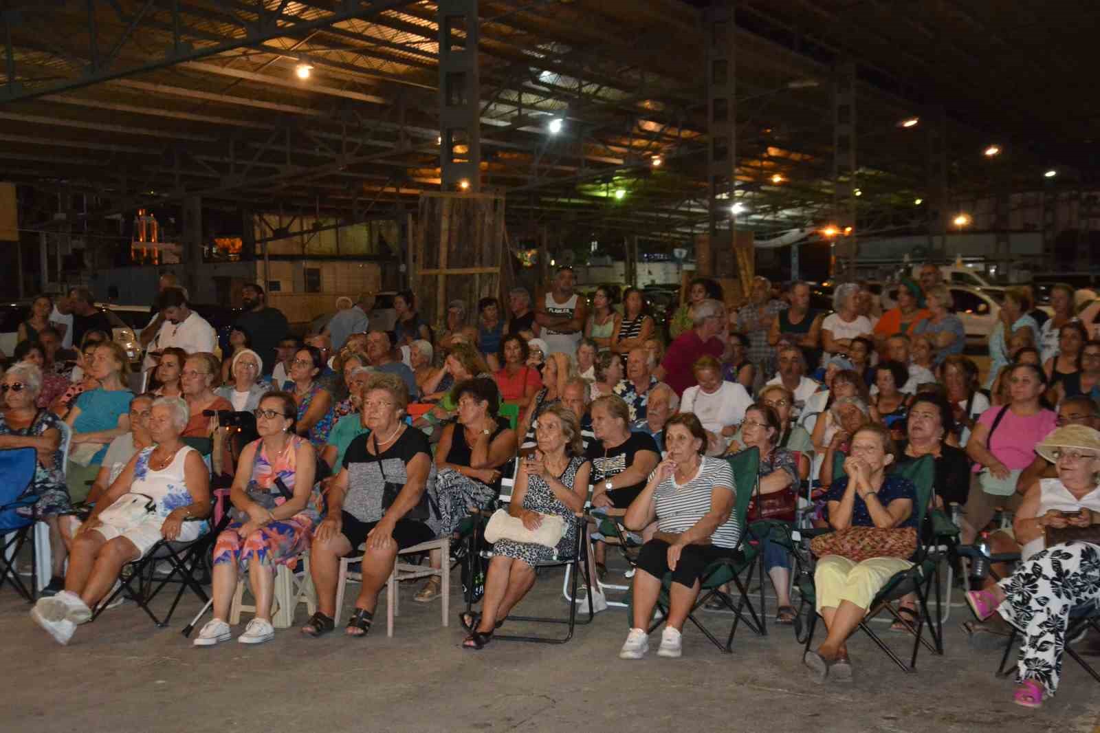 Ayvalık - Küçükköy Halk Müziği’nin konserine ilgi yoğun oldu
