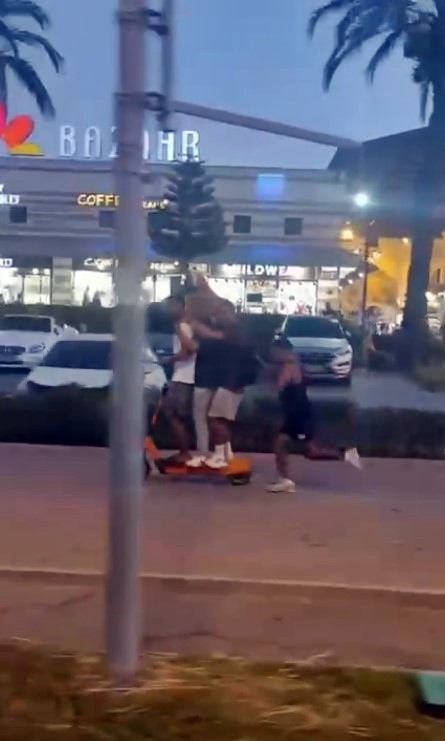 Scooter’a 4 kişi binerek kameraya poz verdiler
