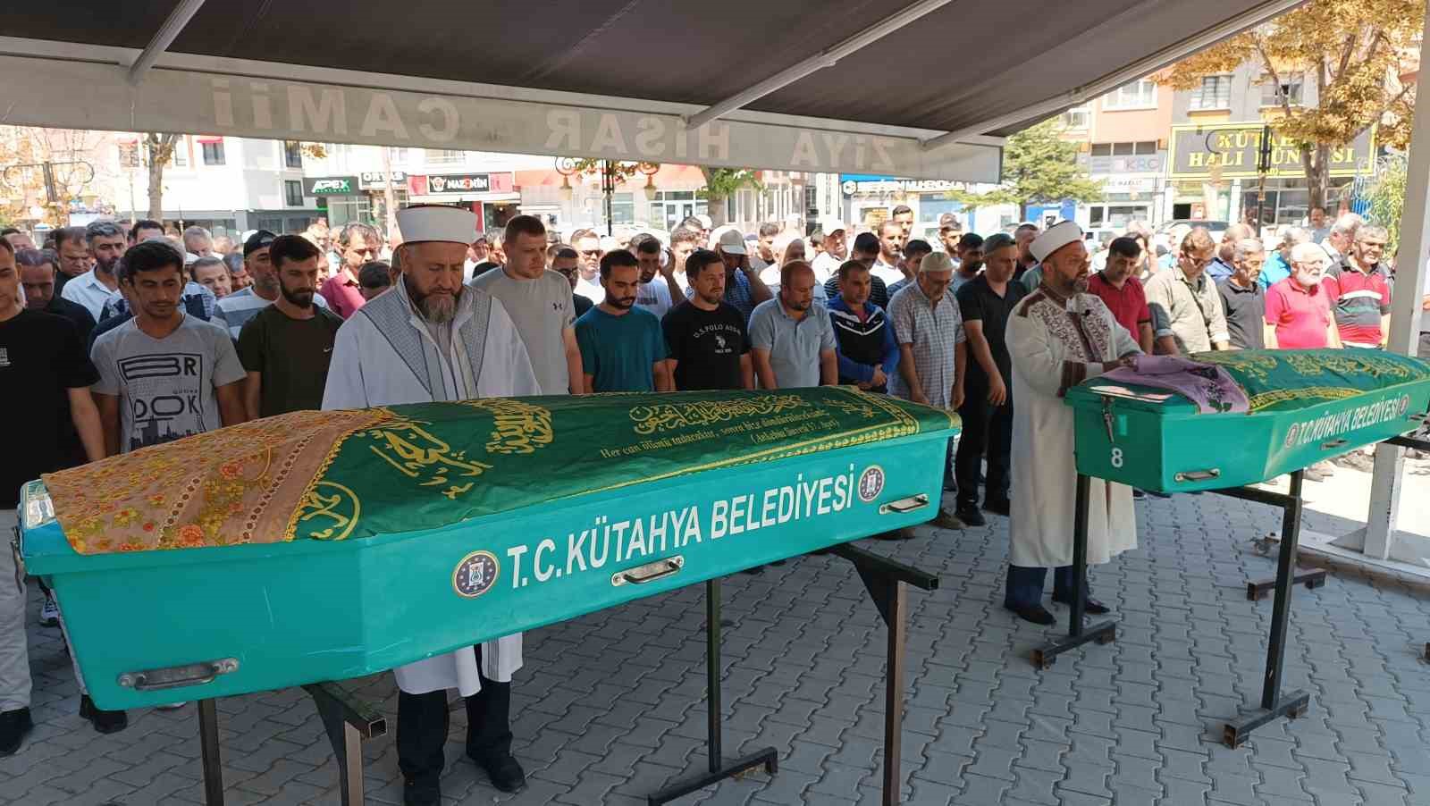 Kütahya’da otomobilin çarpması sonucu hayatları kaybeden iki kız kardeş toprağa verildi
